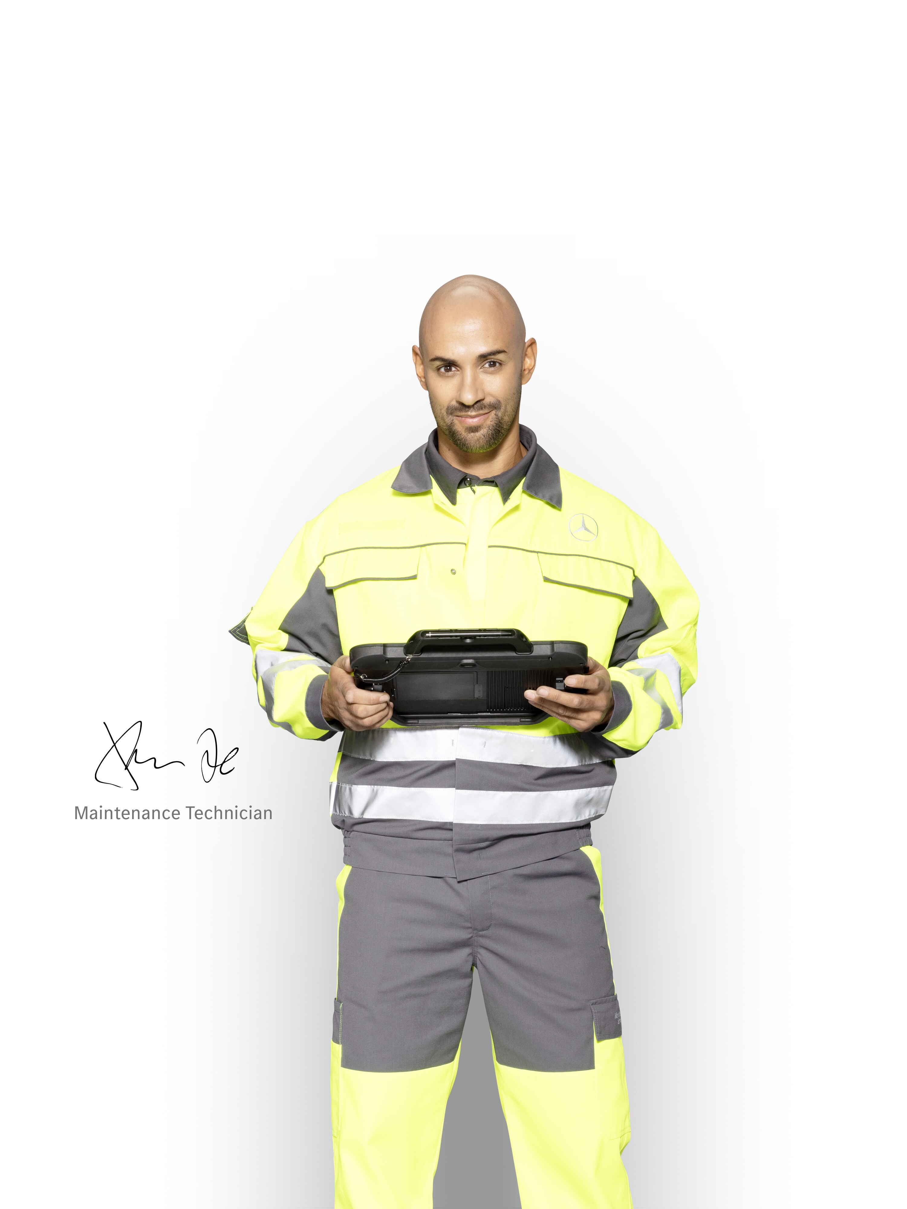 Servicemonteur in werktenue met een tablet in de hand voor deskundige ondersteuning van Mercedes-Benz.