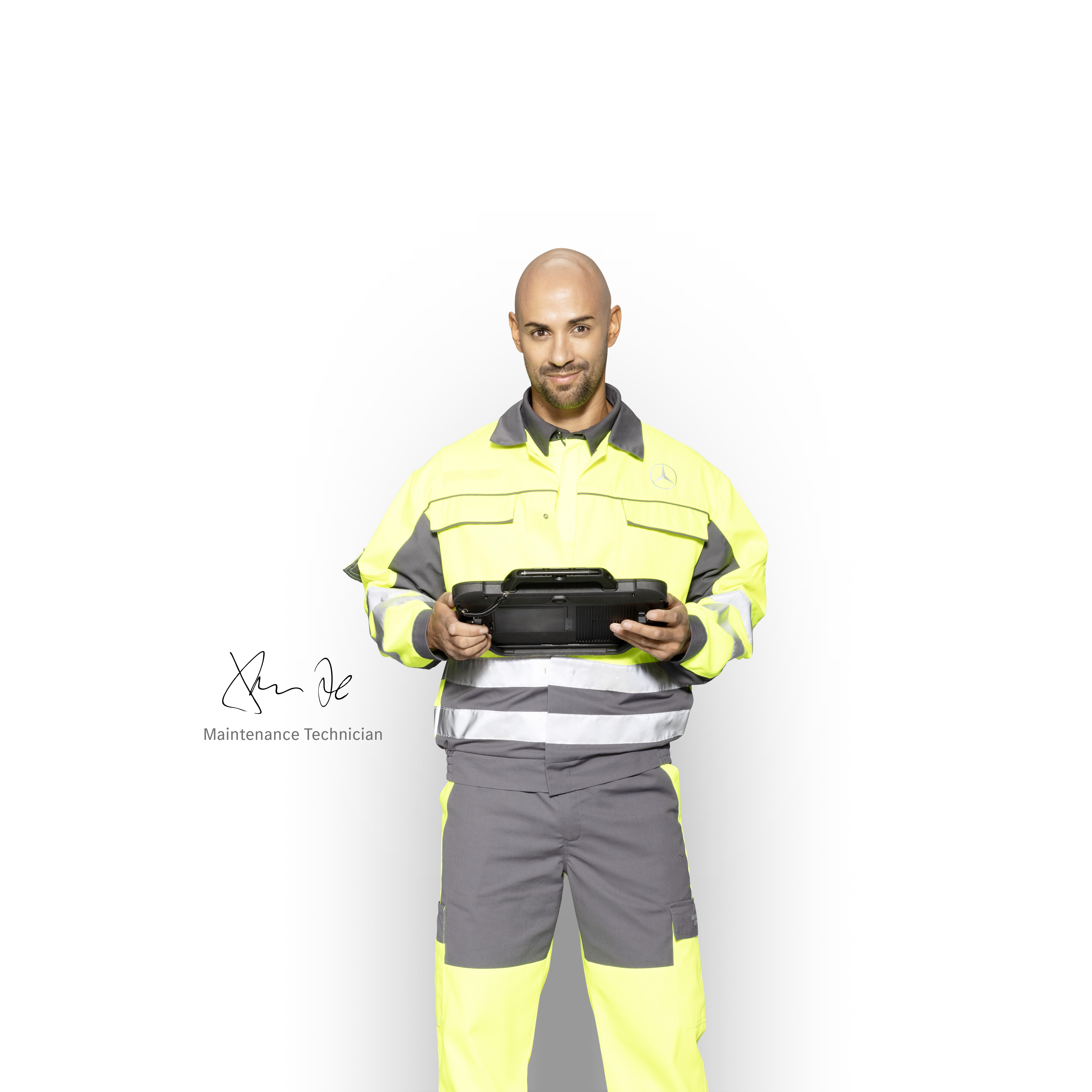 Mercedes-Benz | Van Care | Service24h Servicemonteur in werktenue met een tablet in de hand voor deskundige ondersteuning van Mercedes-Benz.