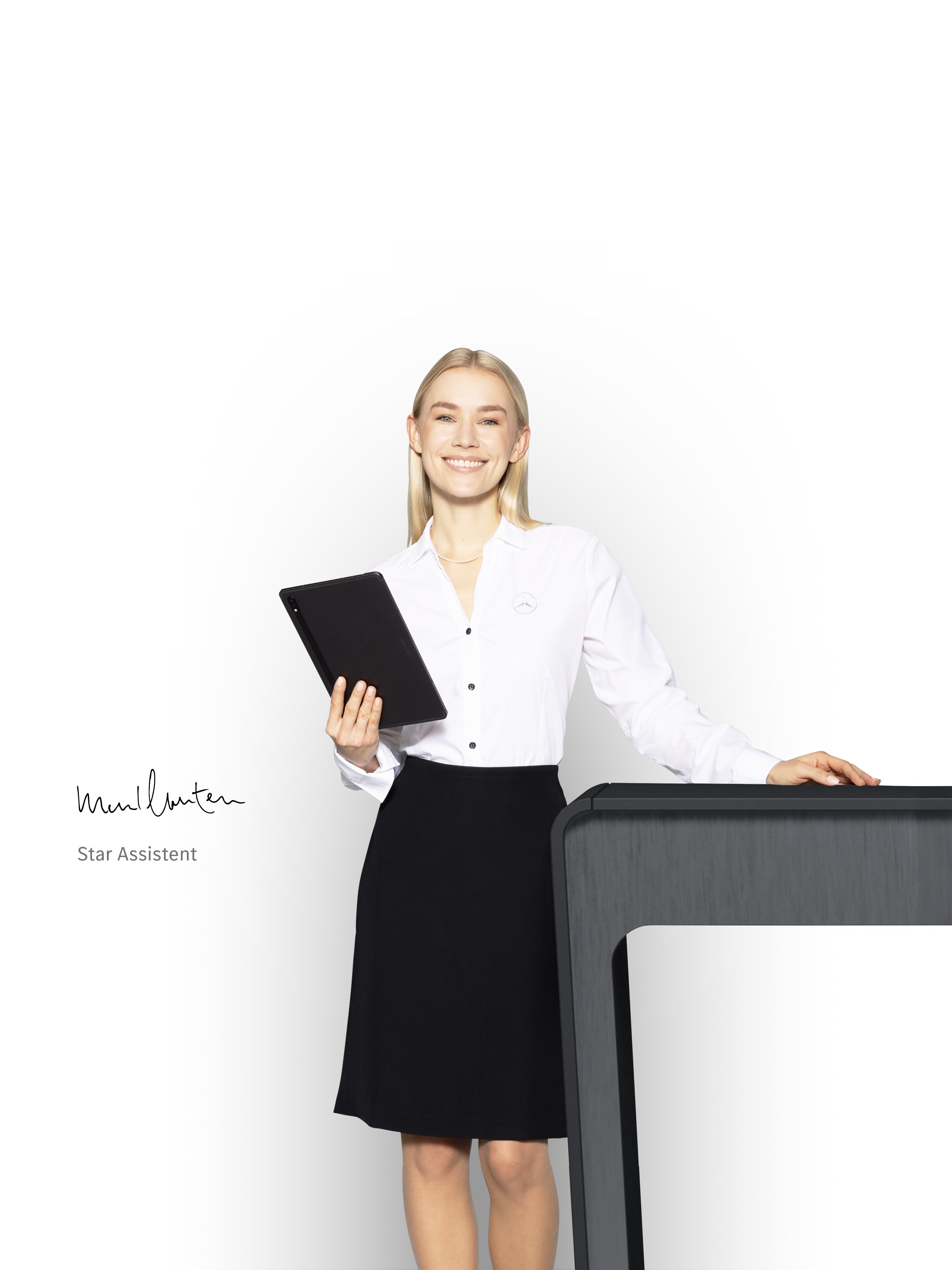 Een vrouw, sterassistente, staat met een tablet in haar hand om vakkundige ondersteuning te bieden.