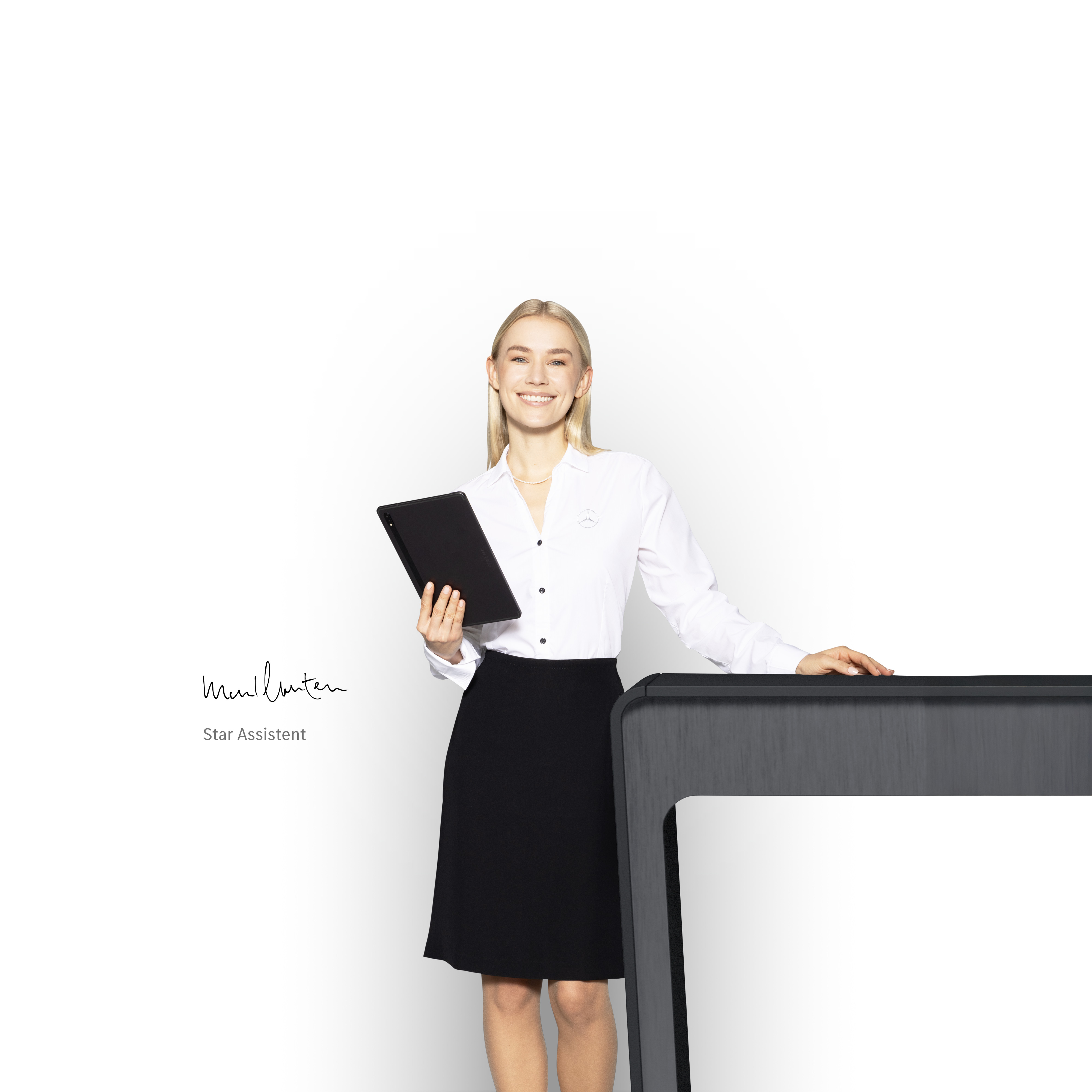 Mercedes-Benz | Van Care | Individuele ondersteuning Een vrouw, sterassistente, staat met een tablet in haar hand om vakkundige ondersteuning te bieden.