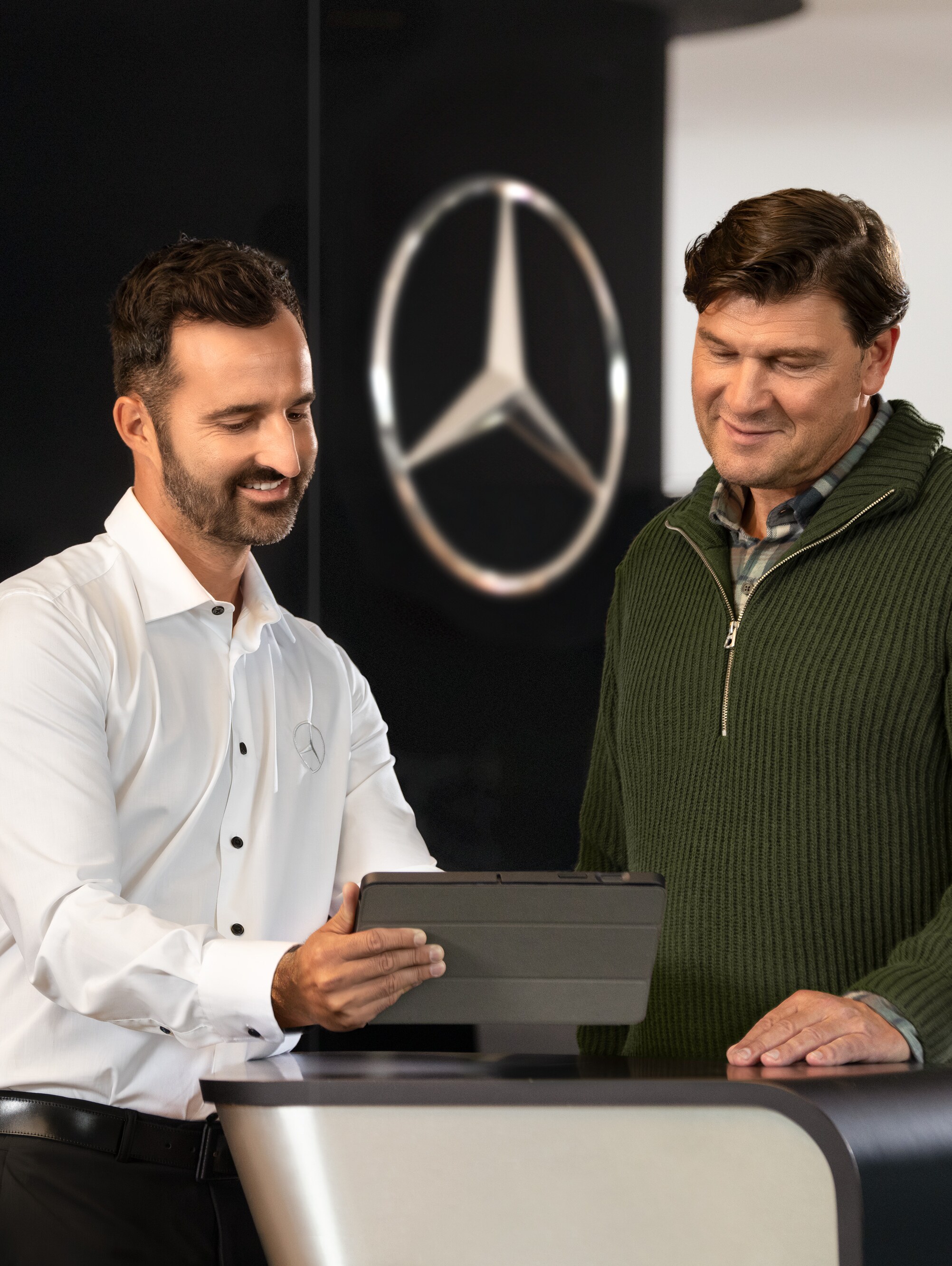 Mercedes-Benz medewerker biedt ondersteuning bij de receptie van Mercedes-Benz.