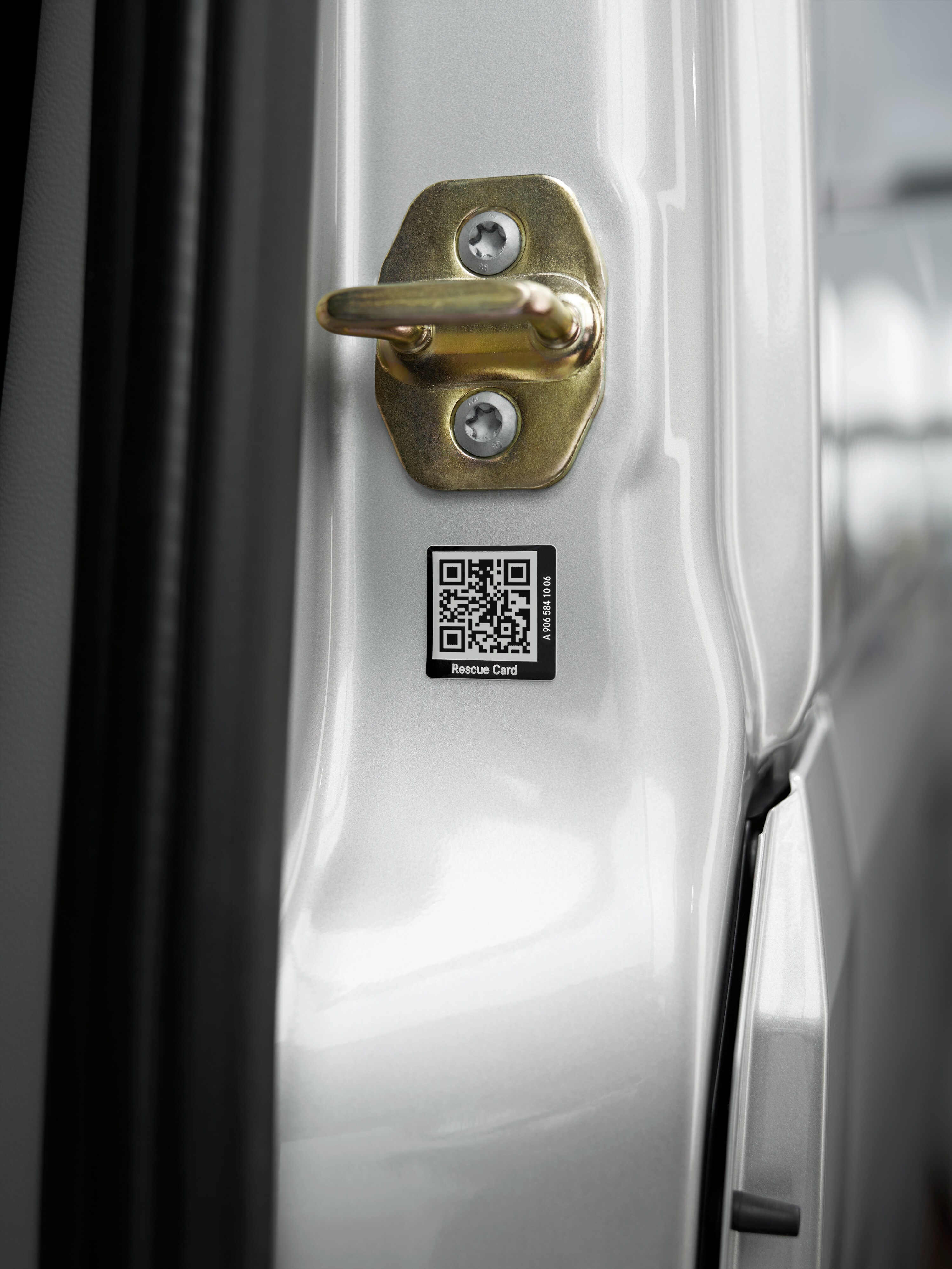 Close-up van een reddingskaartsticker met QR-code op de voertuigdeur voor snelle hulp in noodgevallen.