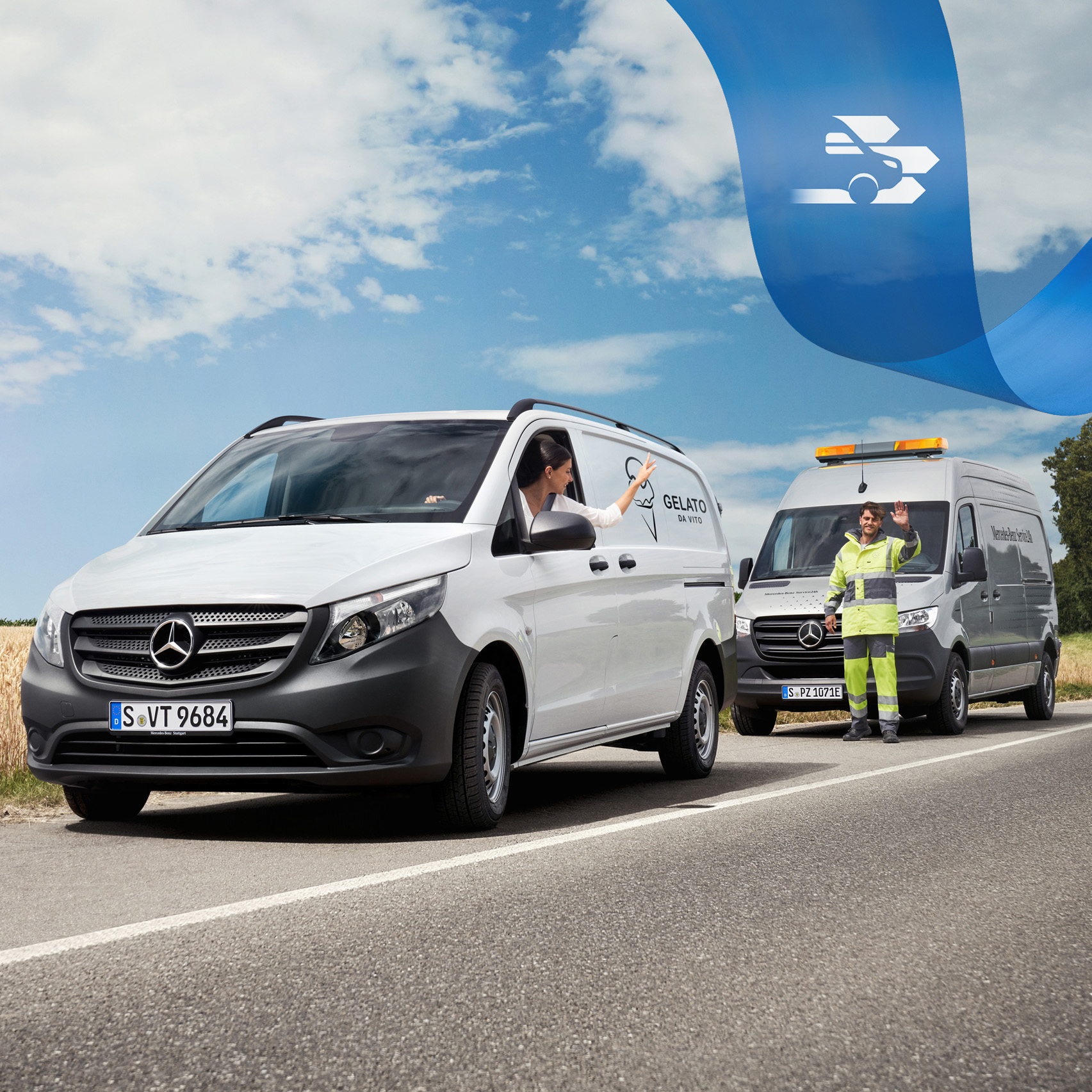 Mercedes-Benz | Van Care | Service24h Deskundige ondersteuning als het om zorg gaat: Mercedes-Benz Service helpt een bestelwagenchauffeur langs de weg, beiden zwaaien vriendelijk.