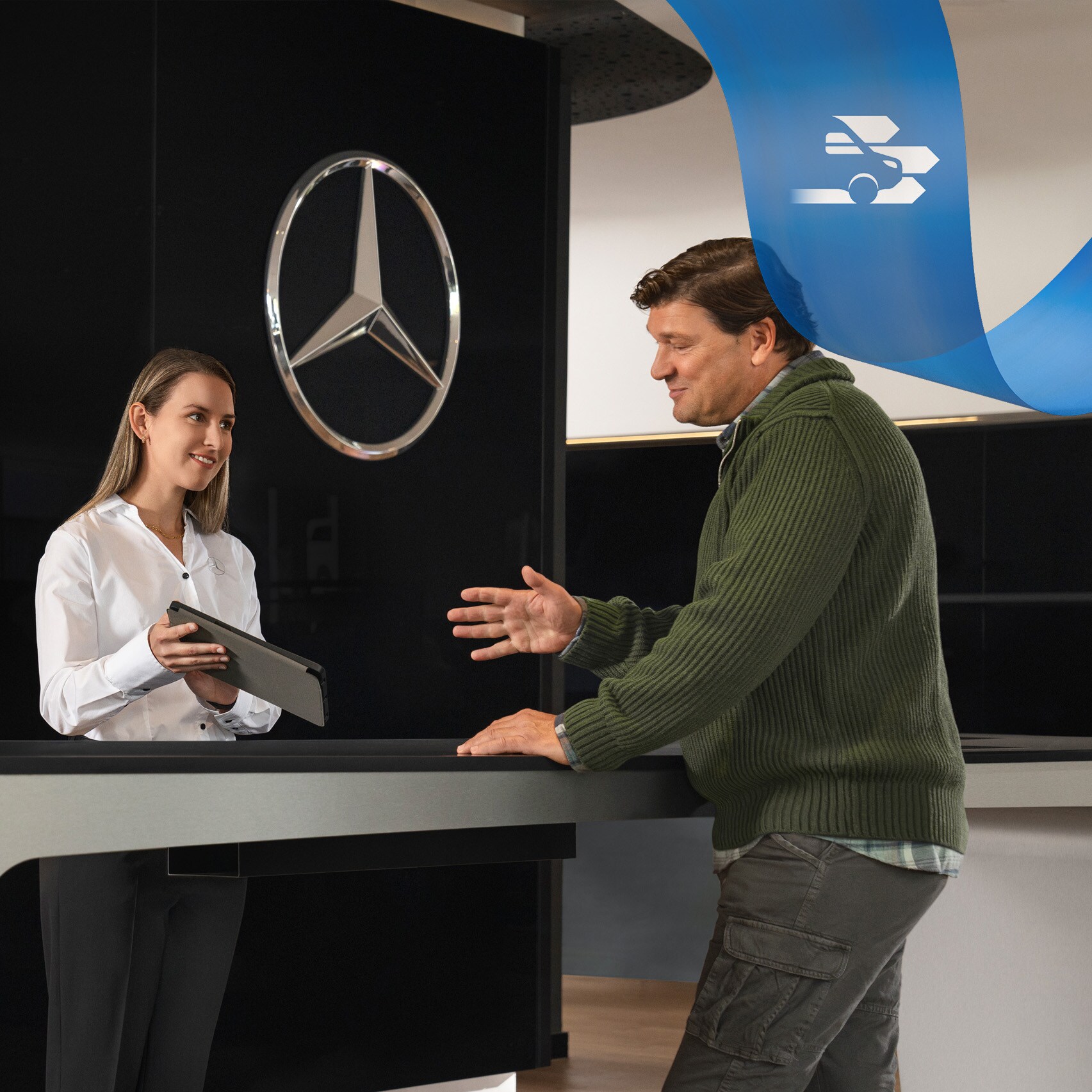 Mercedes-Benz medewerker biedt ondersteuning aan een klant bij een receptiebalie.