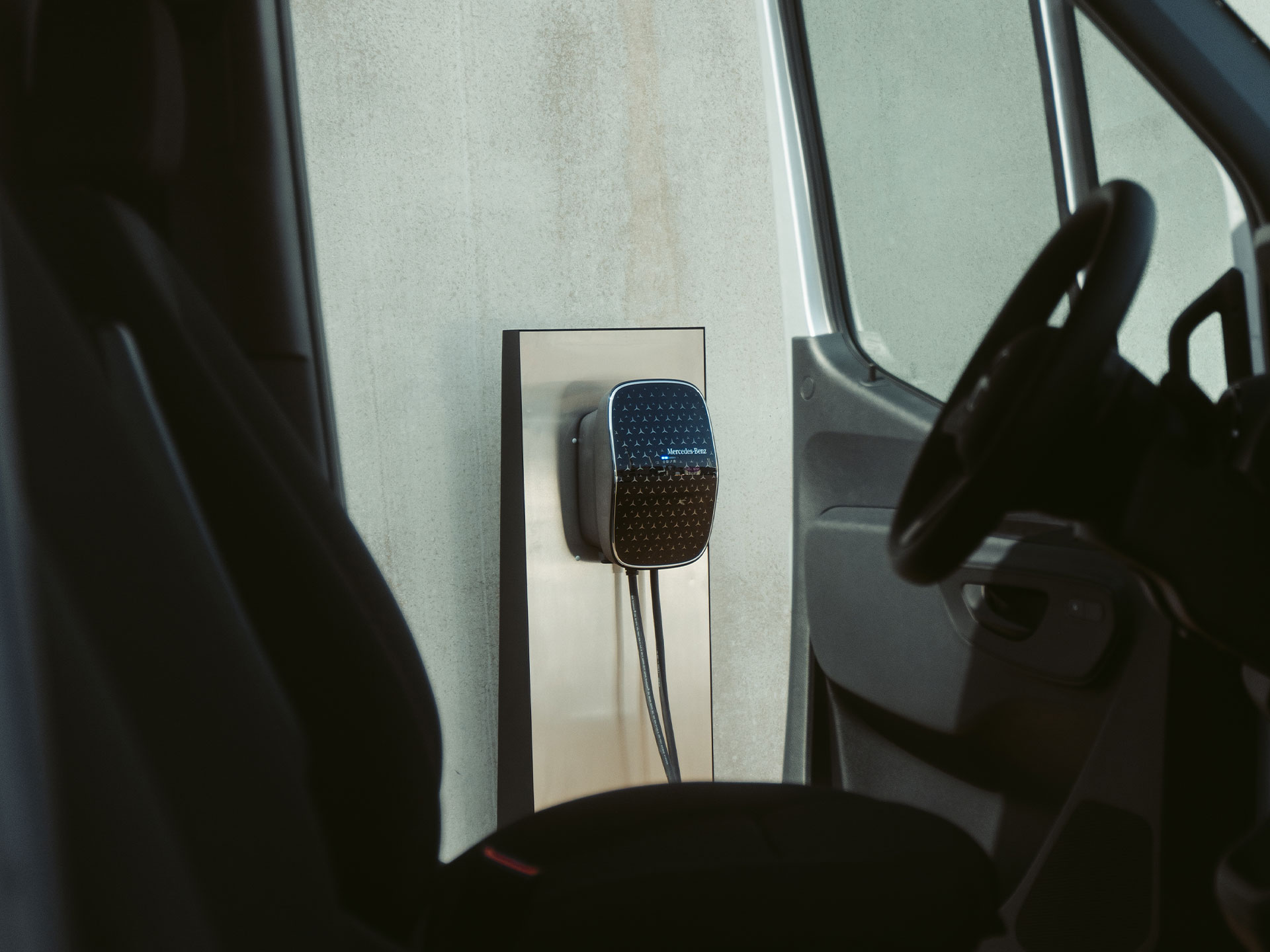 Thuis laden | Laden | Mercedes-Benz bestelwagens Een elektrische bestelwagen van Mercedes-Benz laadt op bij een Mercedes-Benz wallbox.