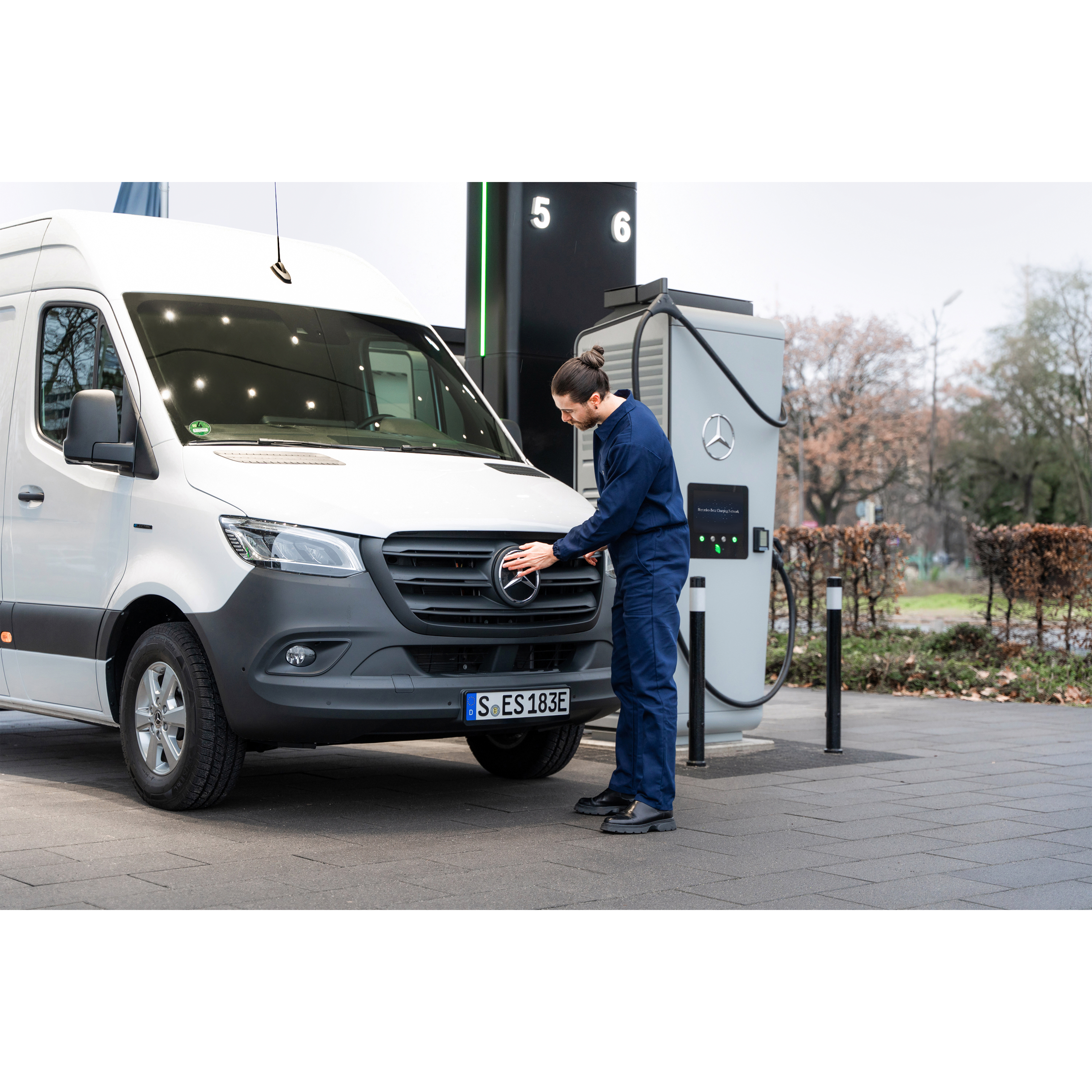 Laadoplossingen | Mercedes-Benz bestelwagens De laadoplossingen voor uw Mercedes-Benz elektrische bestelwagen.