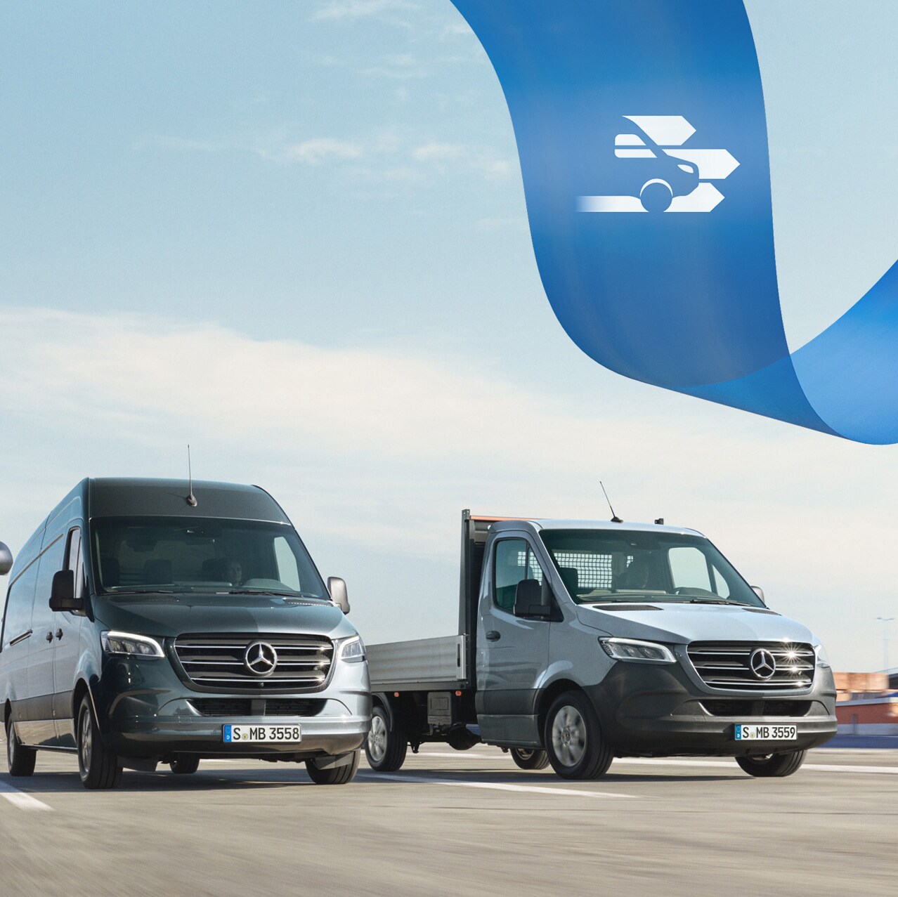 Een reeks Mercedes-Benz bestelwagens op de weg met zeecontainers op de achtergrond.