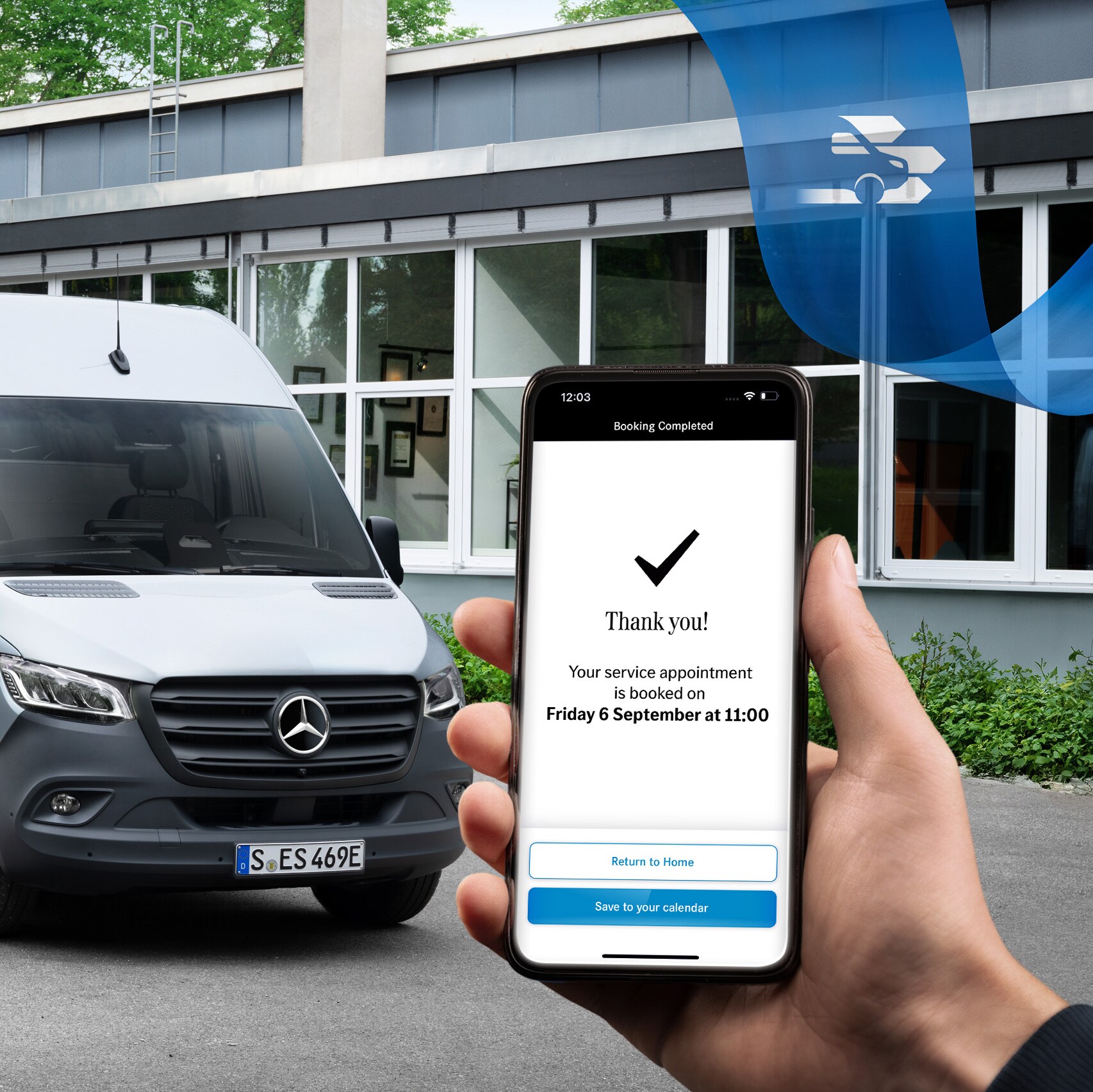 Een grijze Mercedes-Benz Sprinter Gesltoten Bestelwagen voor een kantoorgebouw, met op de voorgrond een hand die een smartphone vasthoudt.