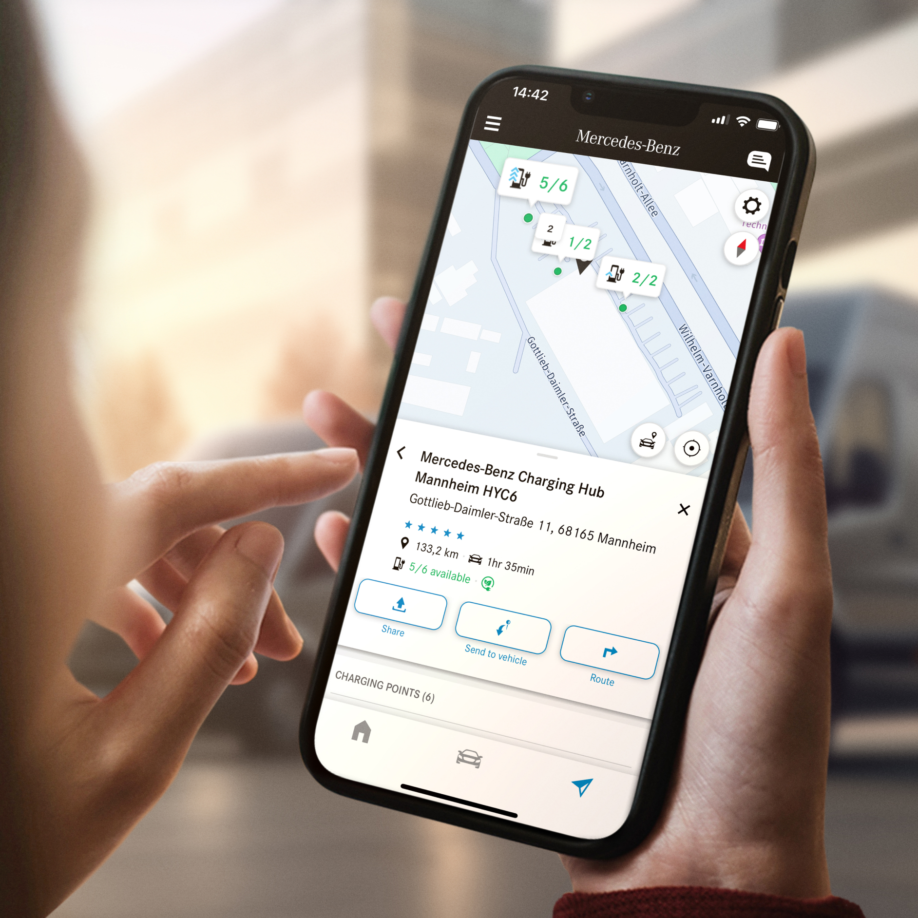 Mercedes me Charge | Digitale extra's | Mercedes-Benz De Mercedes me Charge-functie op een smartphone.