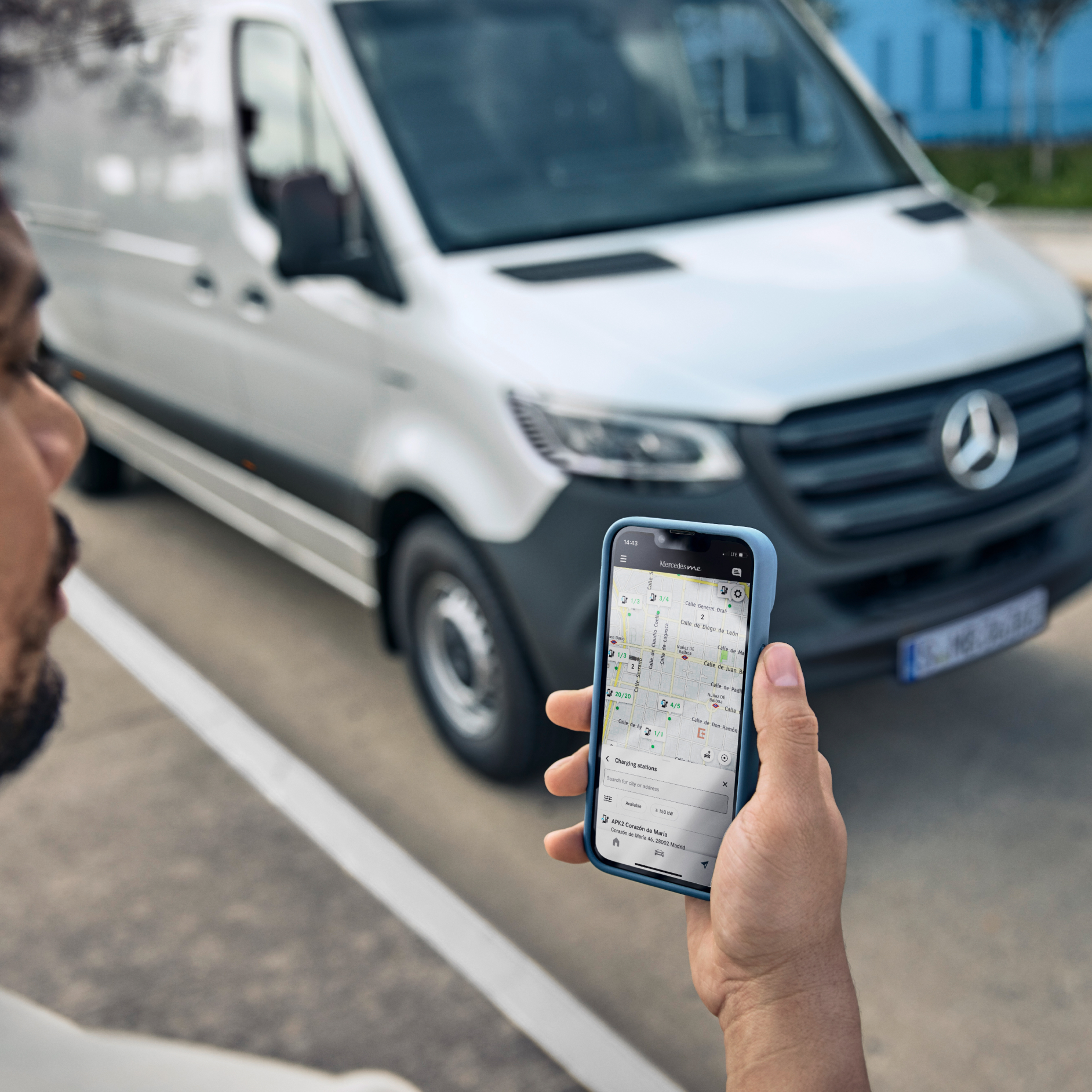 Zakelijke klanten | Digitale extra's | Mercedes-Benz De functies van de Mercedes-Benz MBUX op een smartphone.