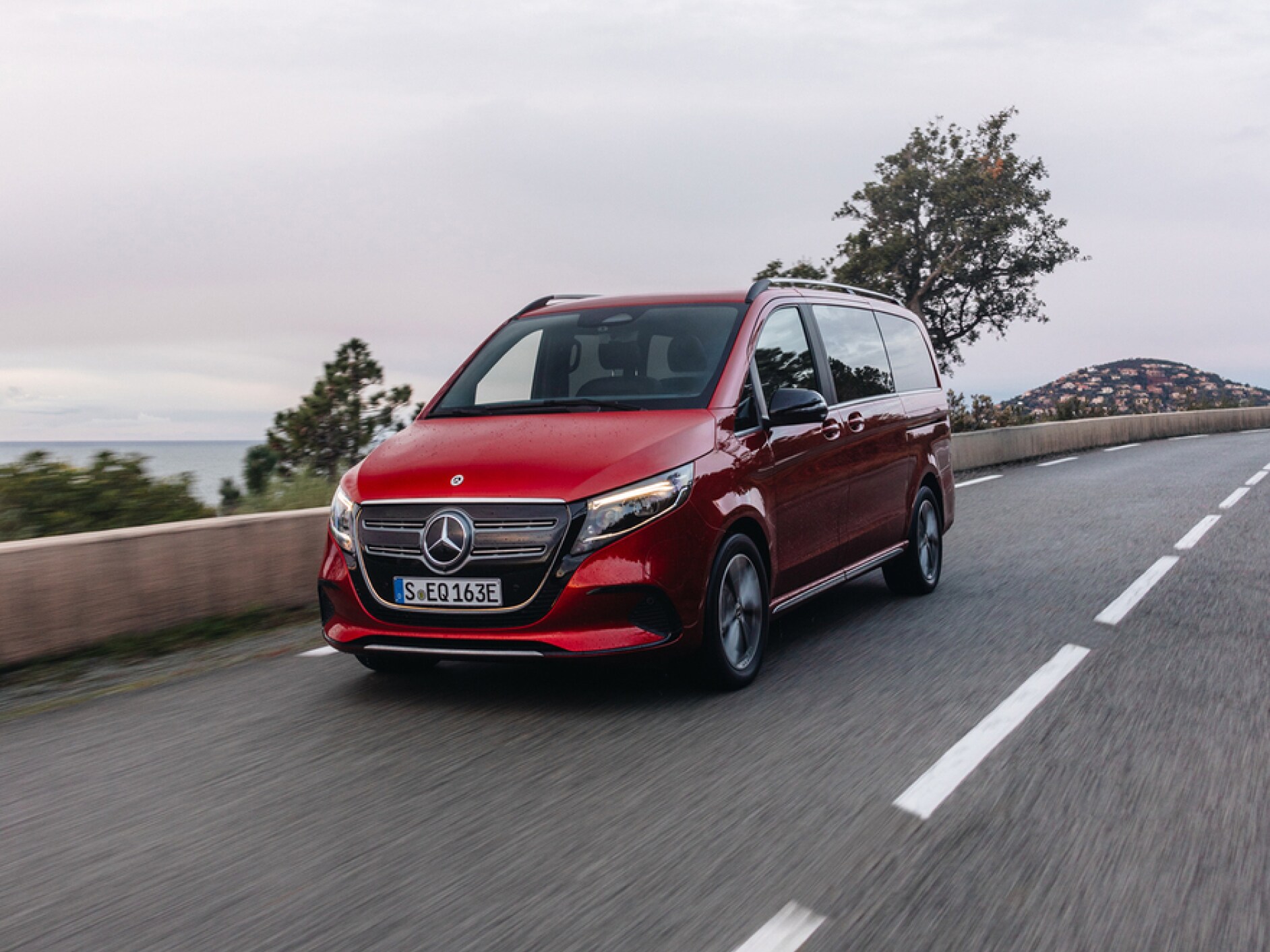 Een Mercedes-Benz EQV op een landweggetje.