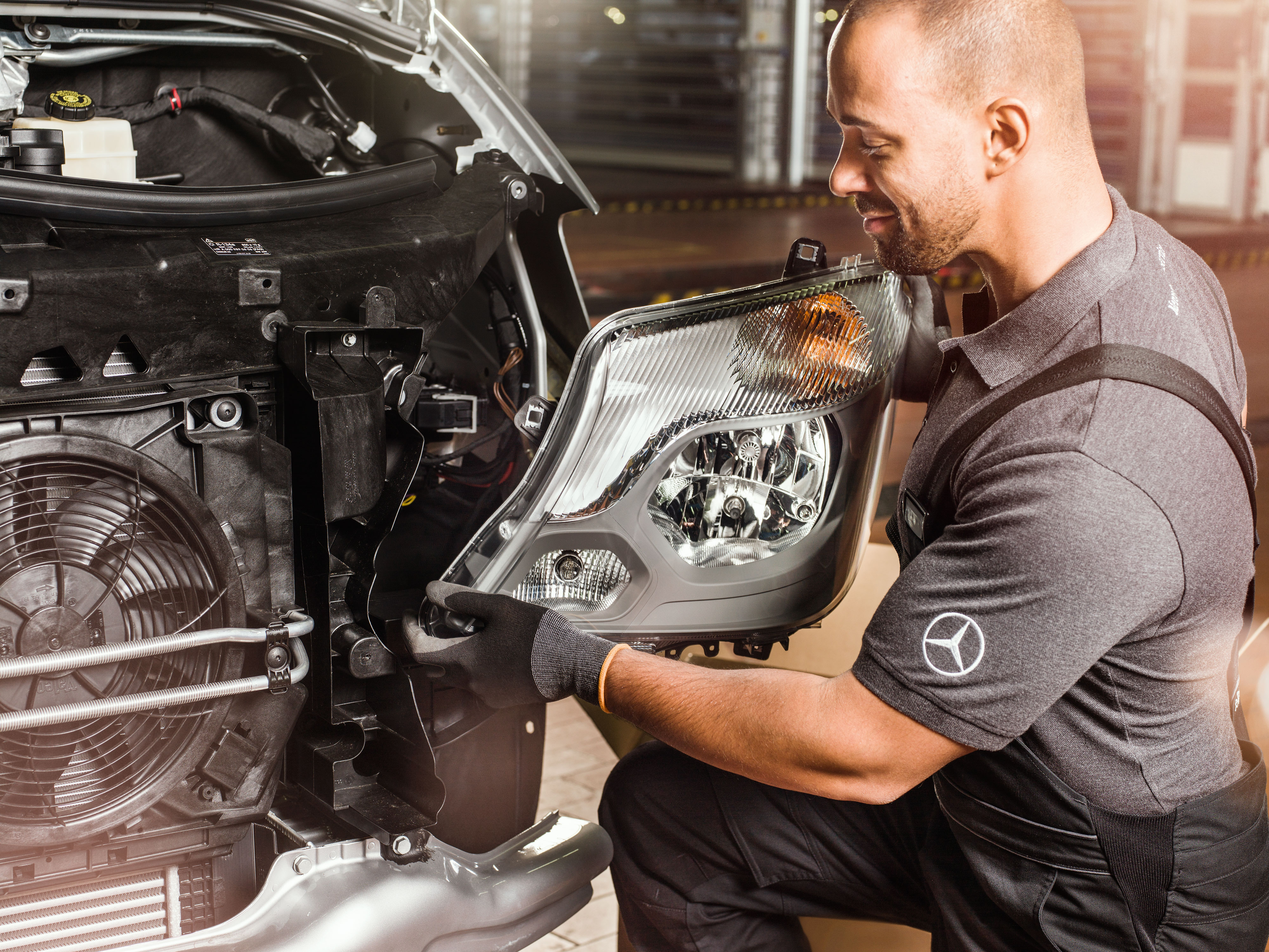 Mercedes-Benz | Vans Quality originele onderdelen Monteur controleert Mercedes-Benz originele onderdelen voor een open Sprinter-motor, in overeenstemming met de onderdelencatalogus van Mercedes.