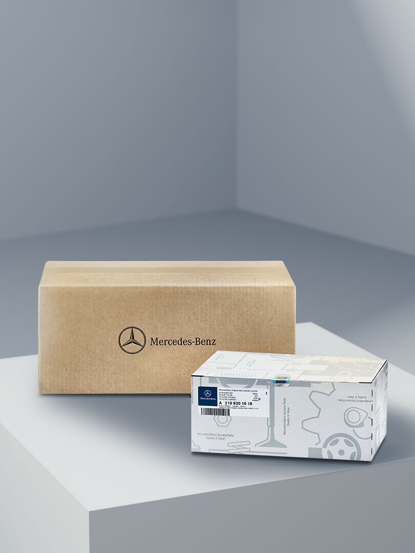 Twee pakketten met Mercedes-Benz logo die originele onderdelen symboliseren, geplaatst op een plateau.