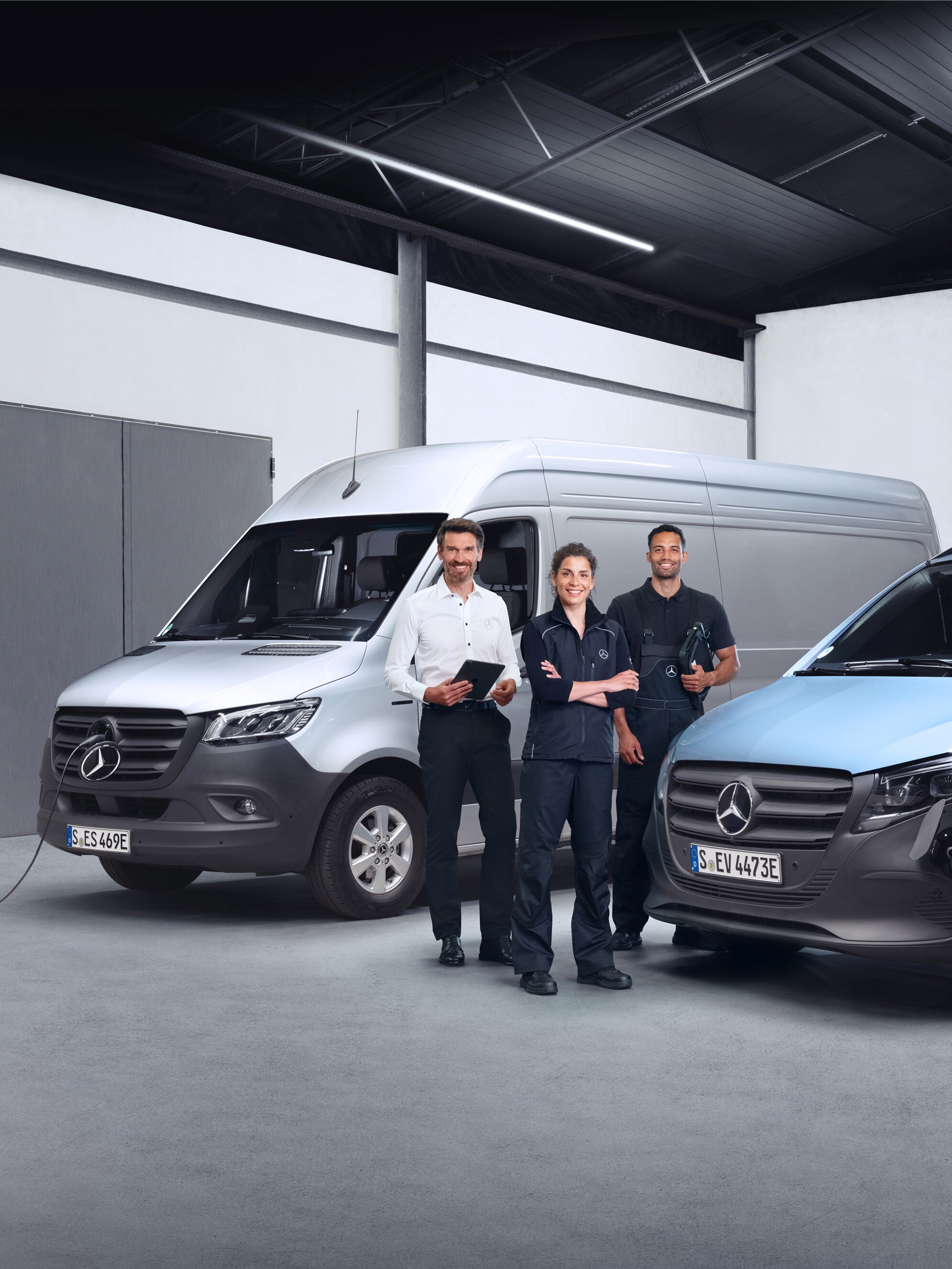 Drie werknemers voor Mercedes-Benz bedrijfswagens die kwaliteit symboliseren.