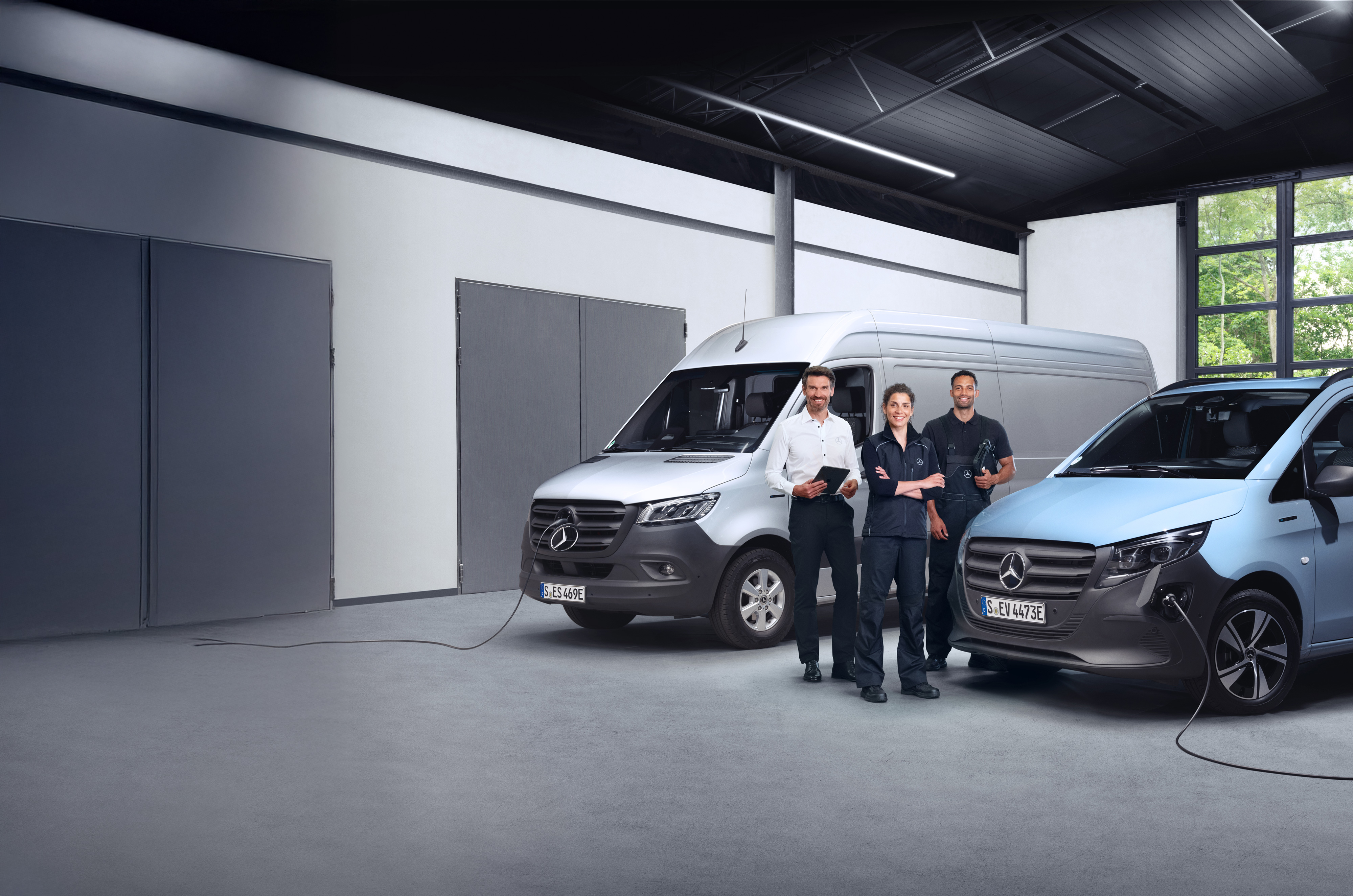 Mercedes-Benz Bedrijfswagens | Kwaliteitsoverzicht Drie werknemers voor Mercedes-Benz bedrijfswagens die kwaliteit symboliseren.