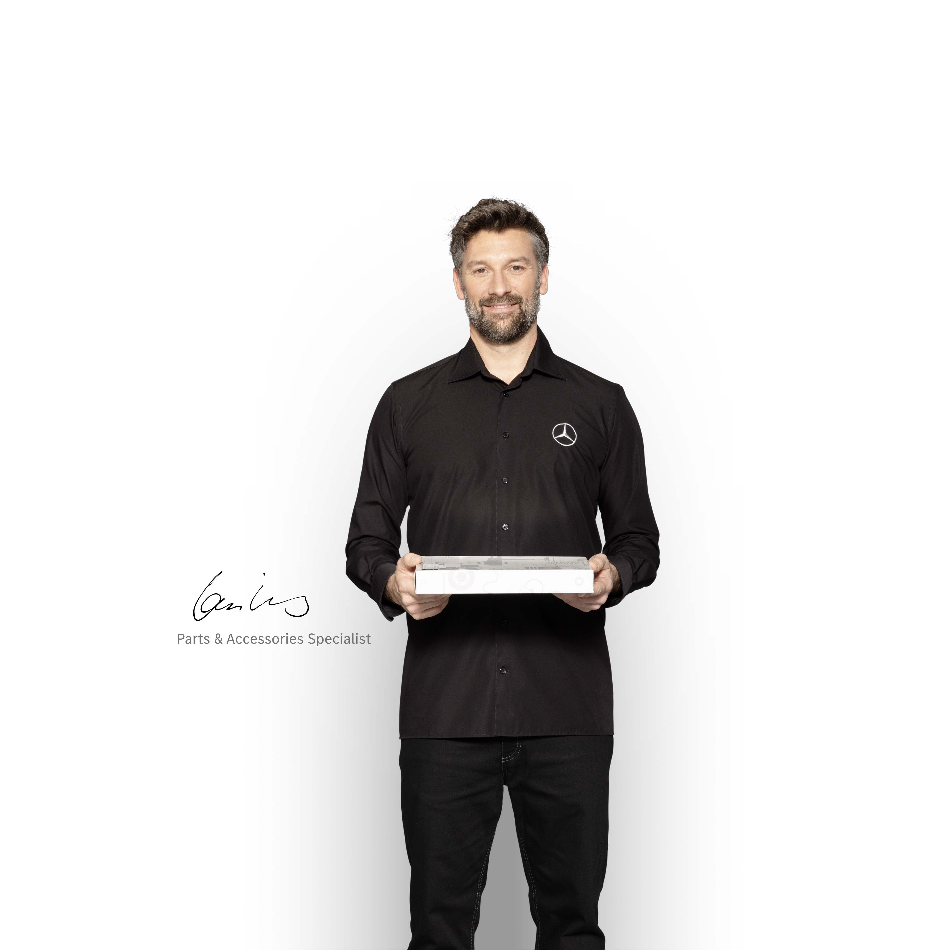 Mercedes-Benz | Vans Quality originele onderdelen Mercedes-Benz monteur met een doos in zijn handen om Mercedes-Benz originele onderdelen te tonen.