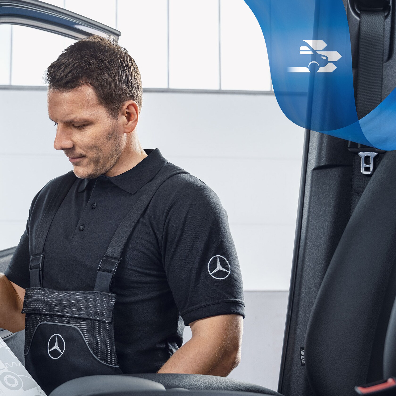 Monteur controleert Mercedes-Benz originele onderdelen in de bestelwagen.