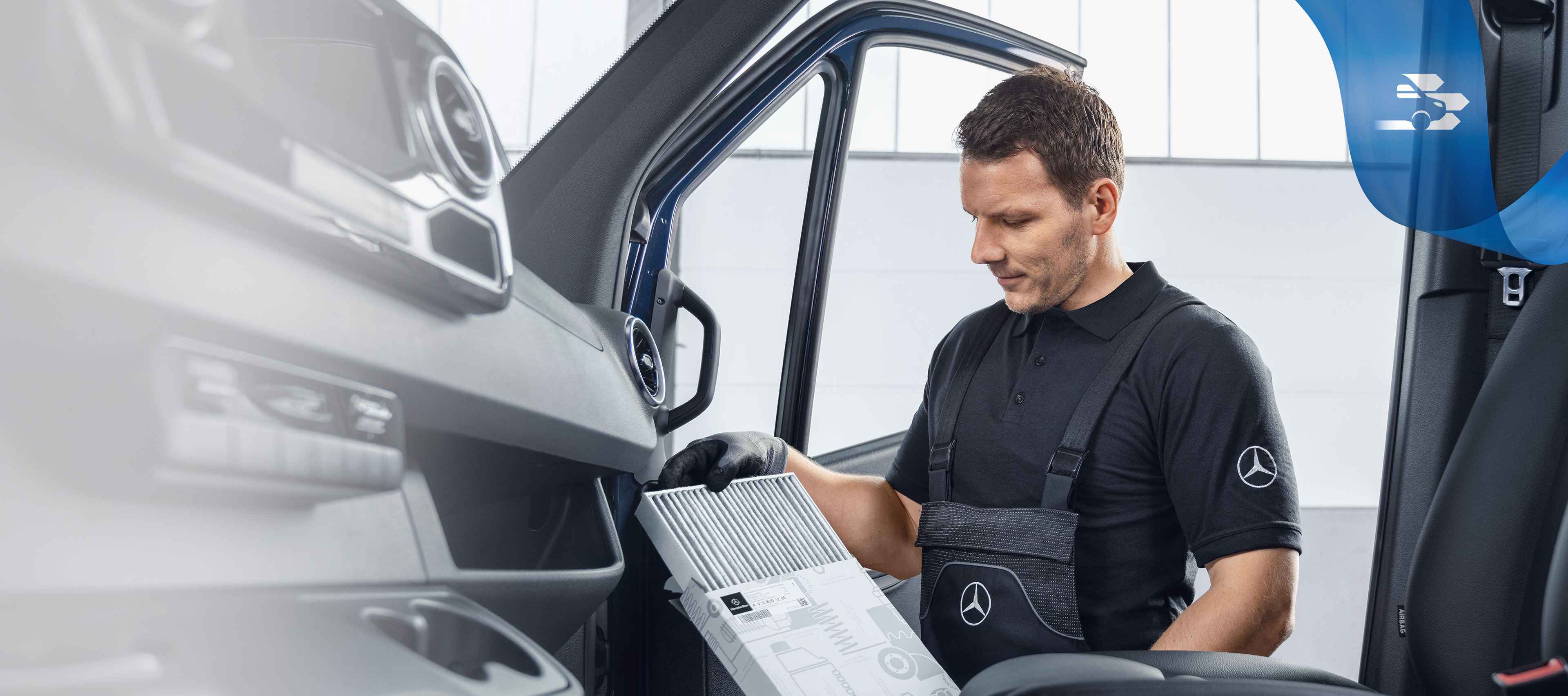 Mercedes-Benz | Vans Quality originele onderdelen Monteur controleert Mercedes-Benz originele onderdelen in de bestelwagen.
