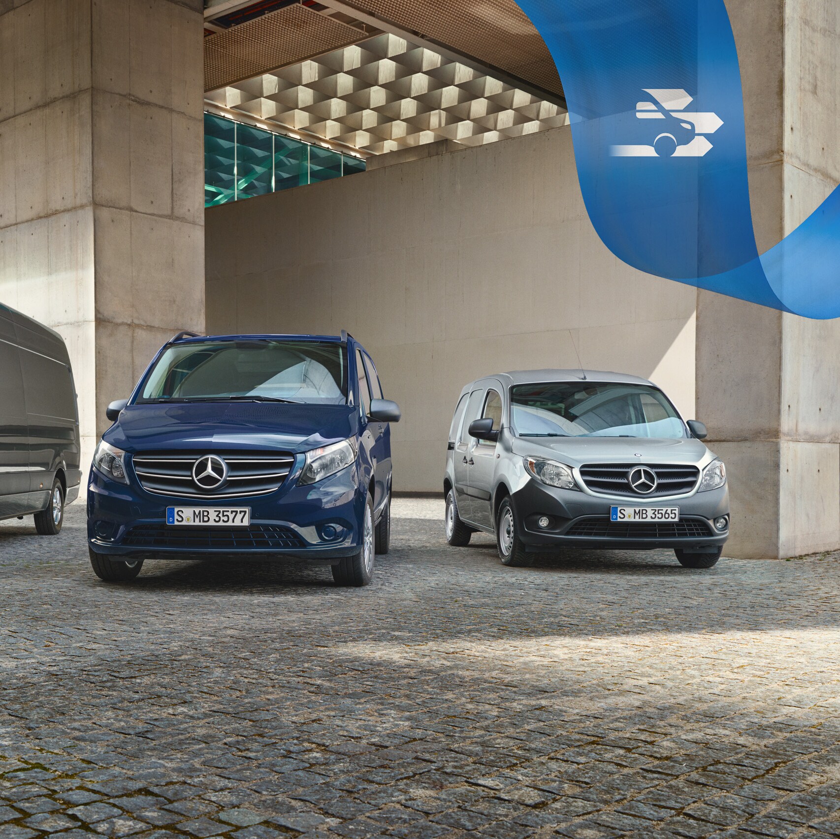Drie Mercedes-Benz bestelwagens die symbool staan voor de garantie op nieuwe voertuigen en de zorgeloze fabrieksgarantie.