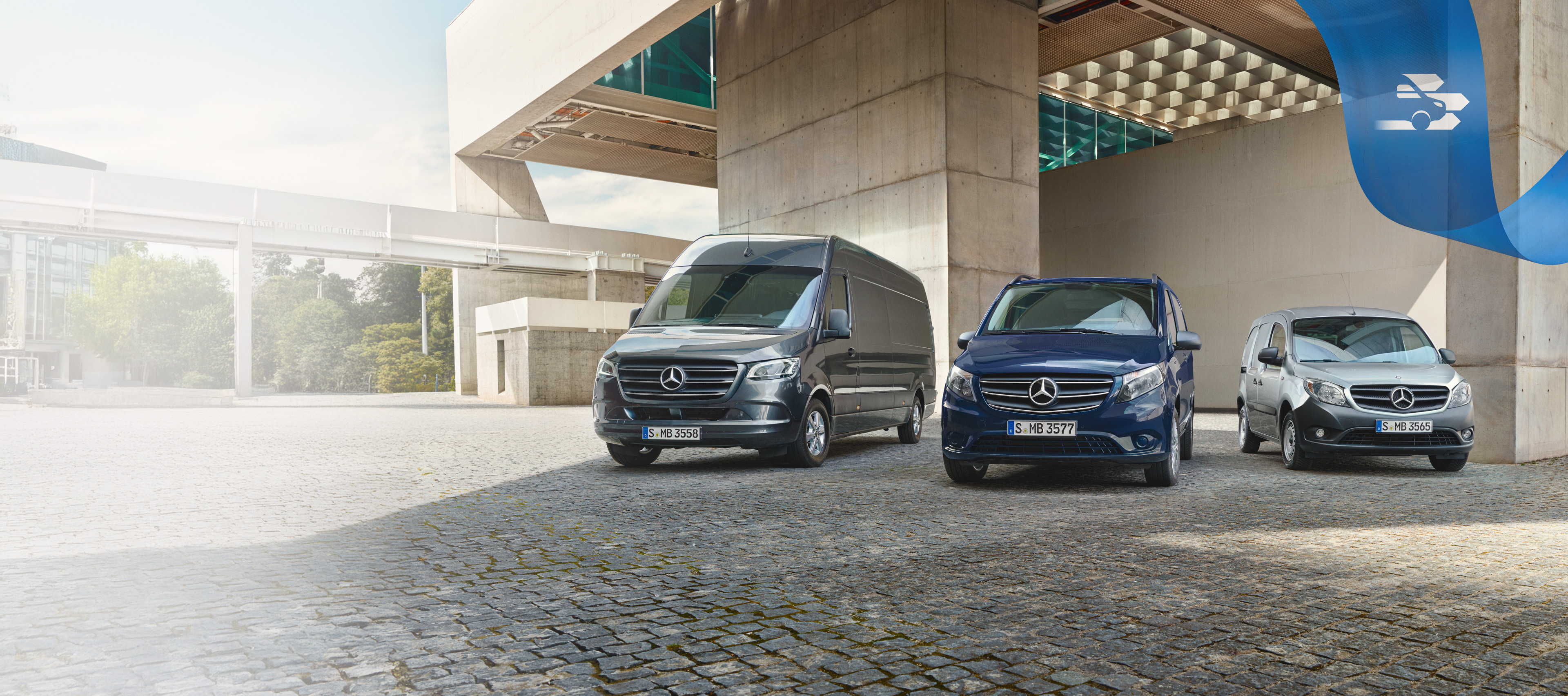 Mercedes-Benz | Bestelwagen kwaliteitsgarantie Drie Mercedes-Benz bestelwagens die symbool staan voor de garantie op nieuwe voertuigen en de zorgeloze fabrieksgarantie.
