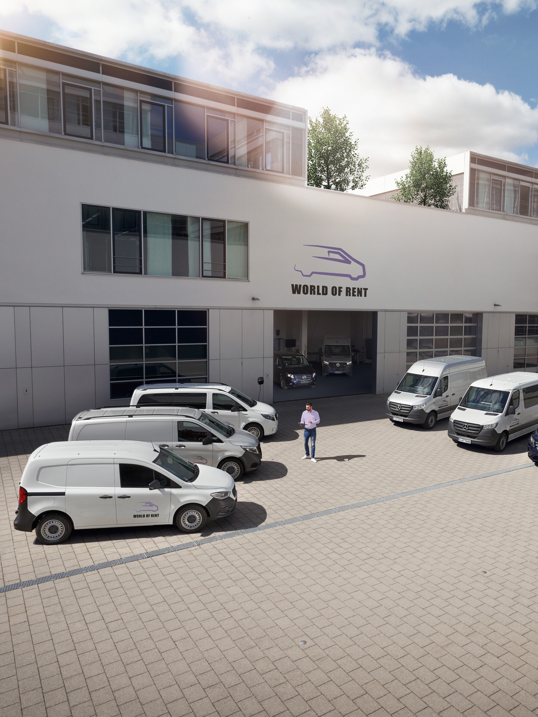 Een wagenpark Mercedes-Benz bestelwagens voor een bedrijfspand.