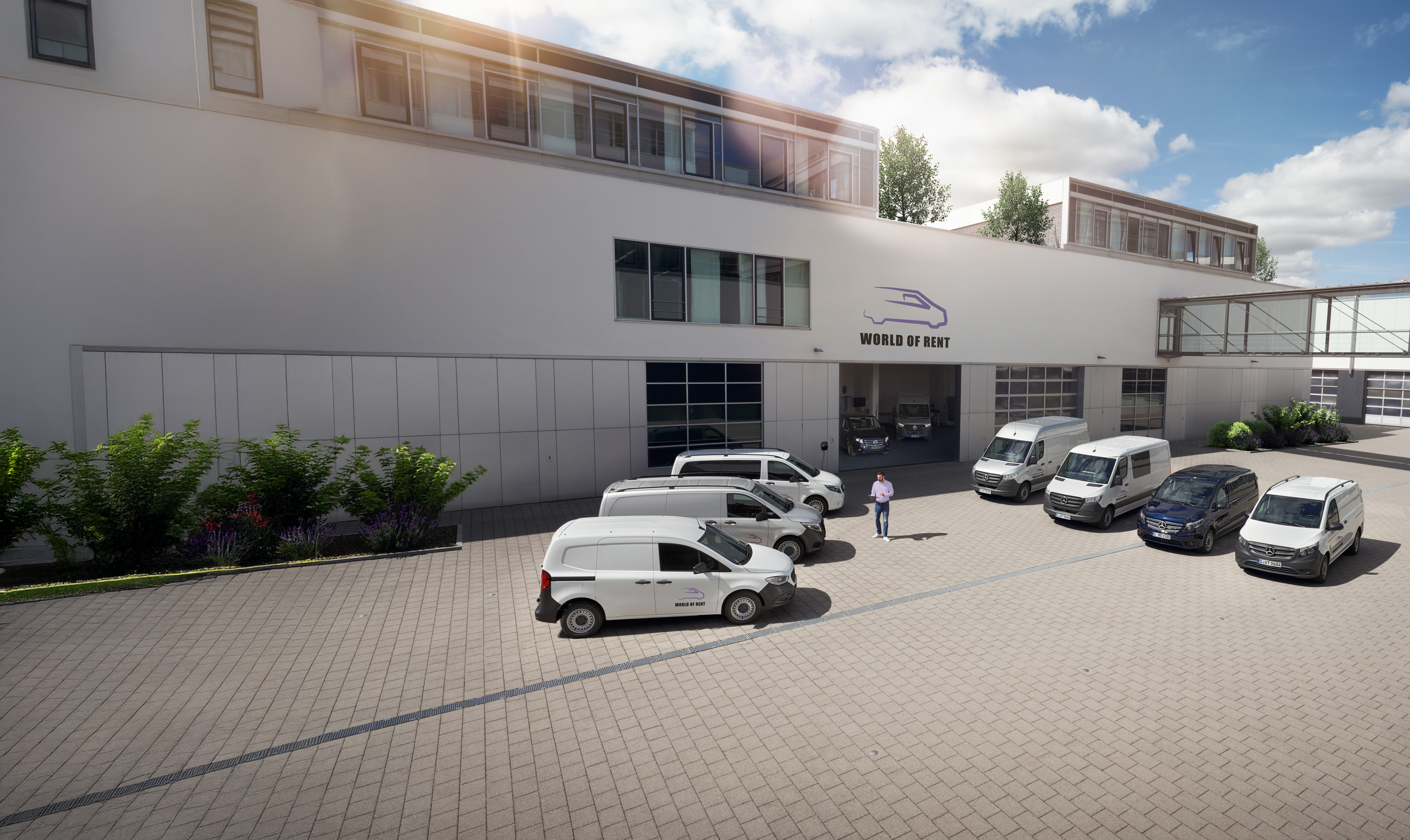 Mercedes-Benz | Servicesoverzicht | Fleet Services Een wagenpark Mercedes-Benz bestelwagens voor een bedrijfspand.