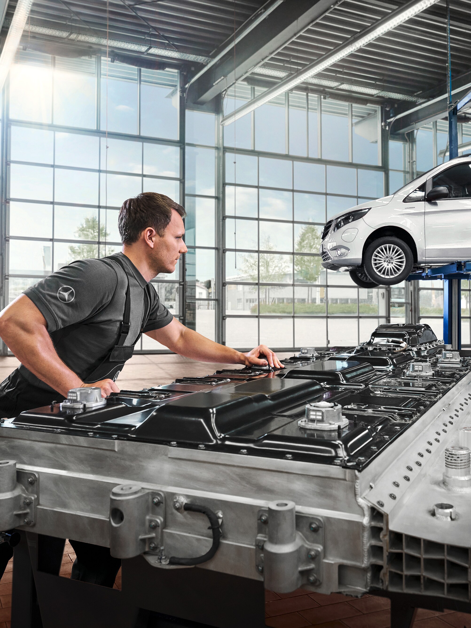 Een monteur controleert batterijmodules in de werkplaats.