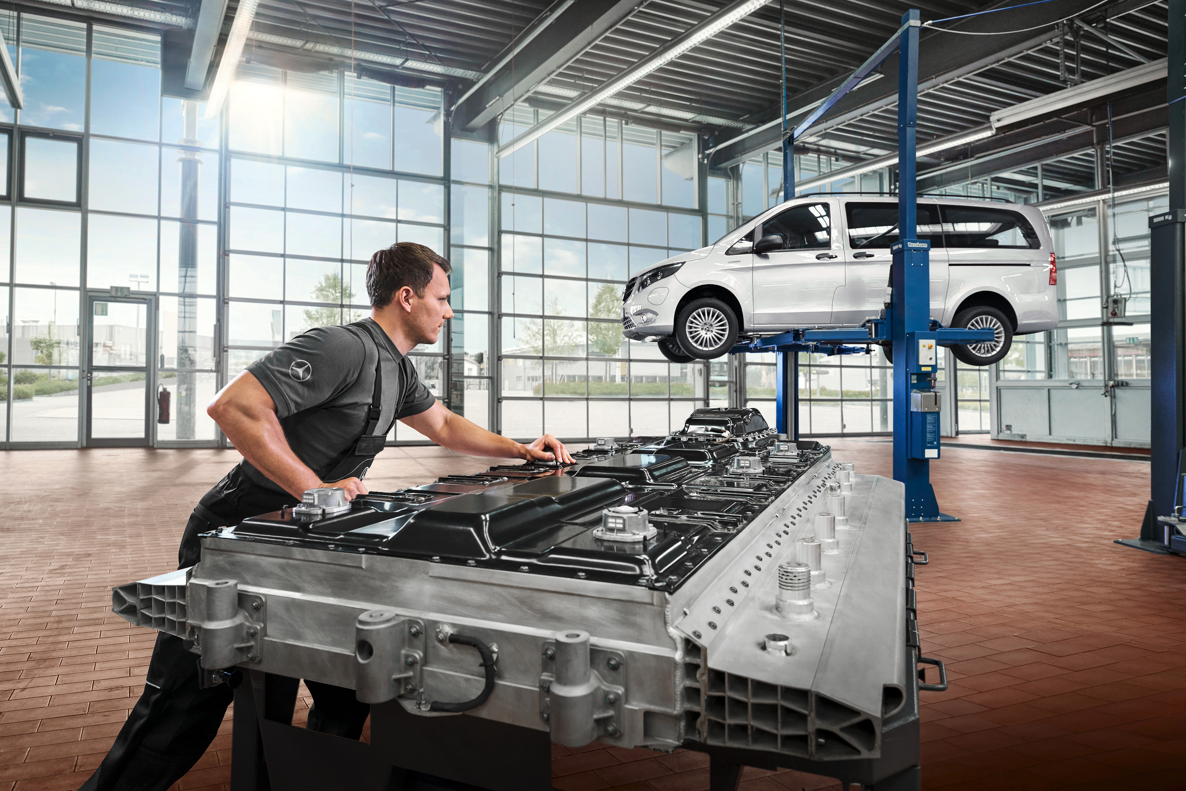 Mercedes-Benz | Service voor elektrische voertuigen | Batterijreparatie Een monteur controleert batterijmodules in de werkplaats.
