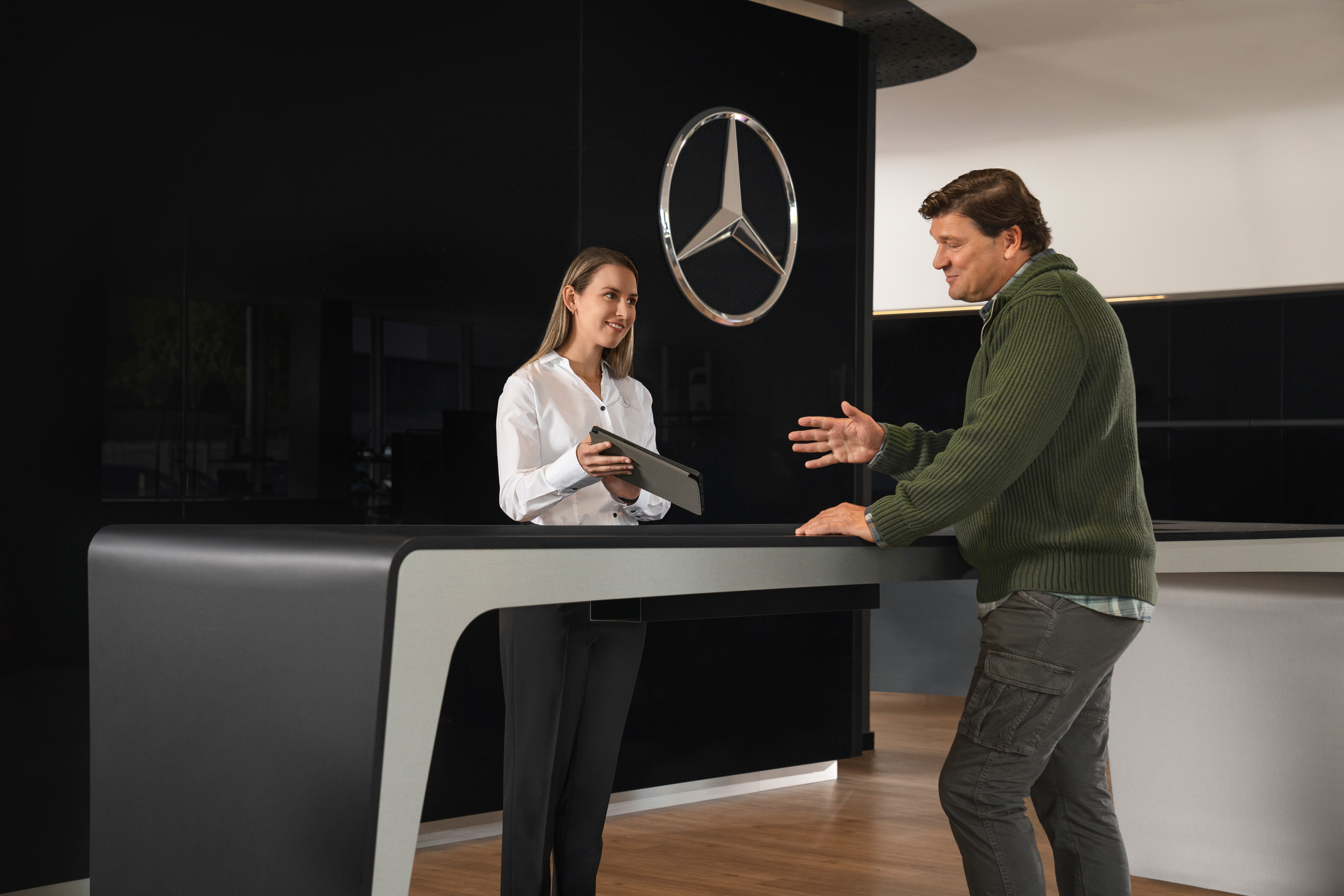 Mercedes-Benz Bedrijfswagen | Elektrische Voertuigservice | Consultatie Mercedes-Benz adviseur geeft een klant persoonlijk advies over elektrische Bedrijfswagenservices.