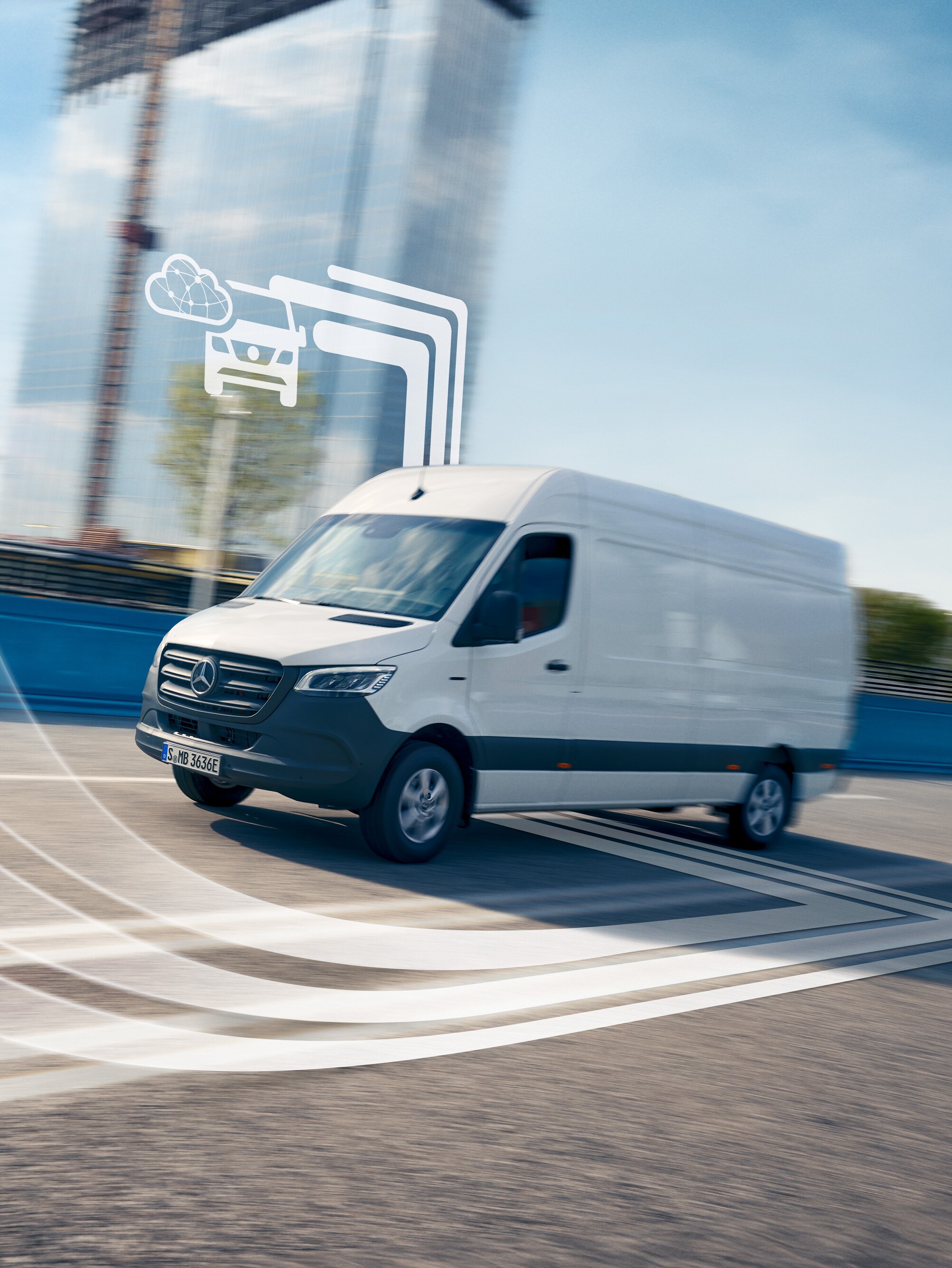 Een digitaal verbonden witte Mercedes-Benz Sprinter bestelwagen op de weg.