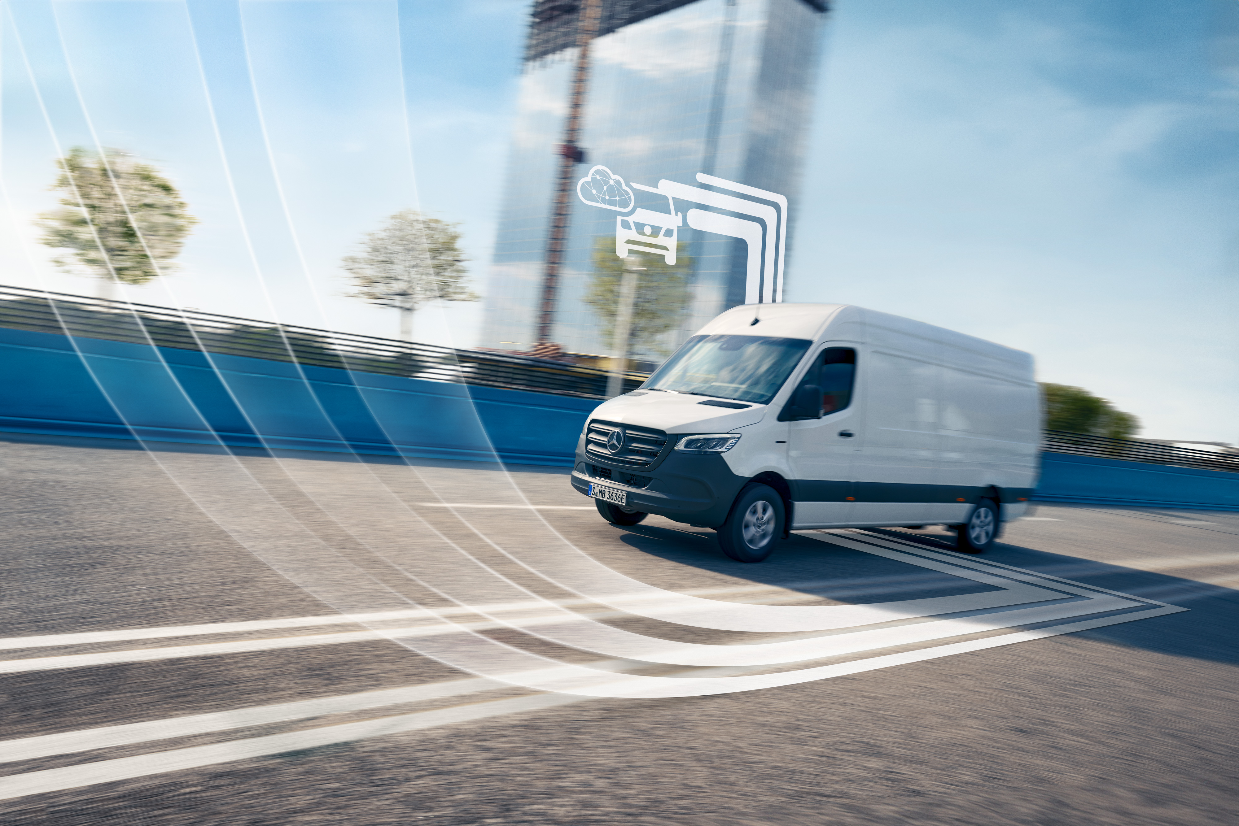 Mercedes-Benz | Bestelwagen Fleet Services | Digitale extra's Een digitaal verbonden witte Mercedes-Benz Sprinter bestelwagen op de weg.
