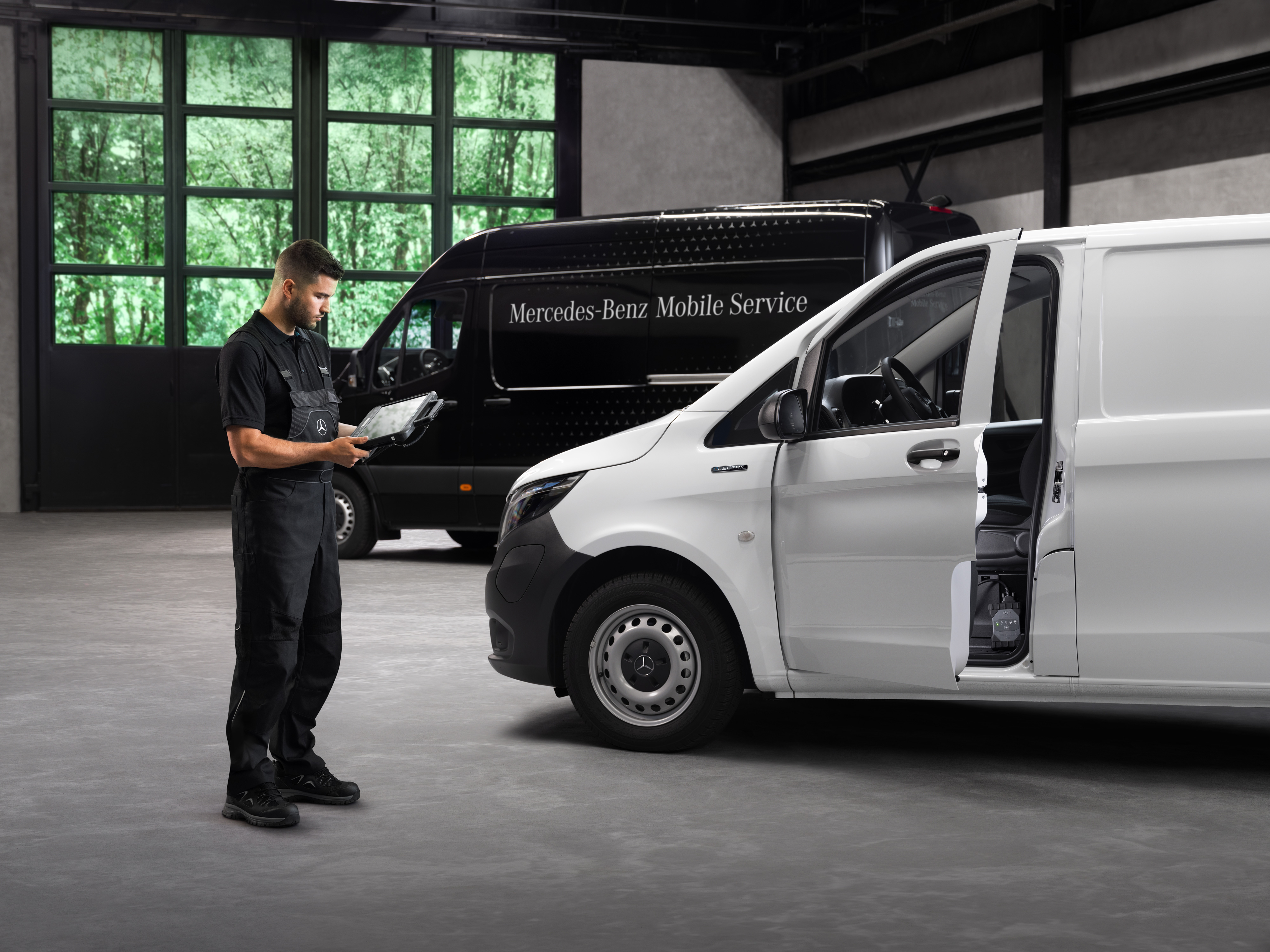 Mercedes-Benz Mobiele Service Een monteur controleert een witte Mercedes-Benz Vito bedrijfswagen in de werkplaats.