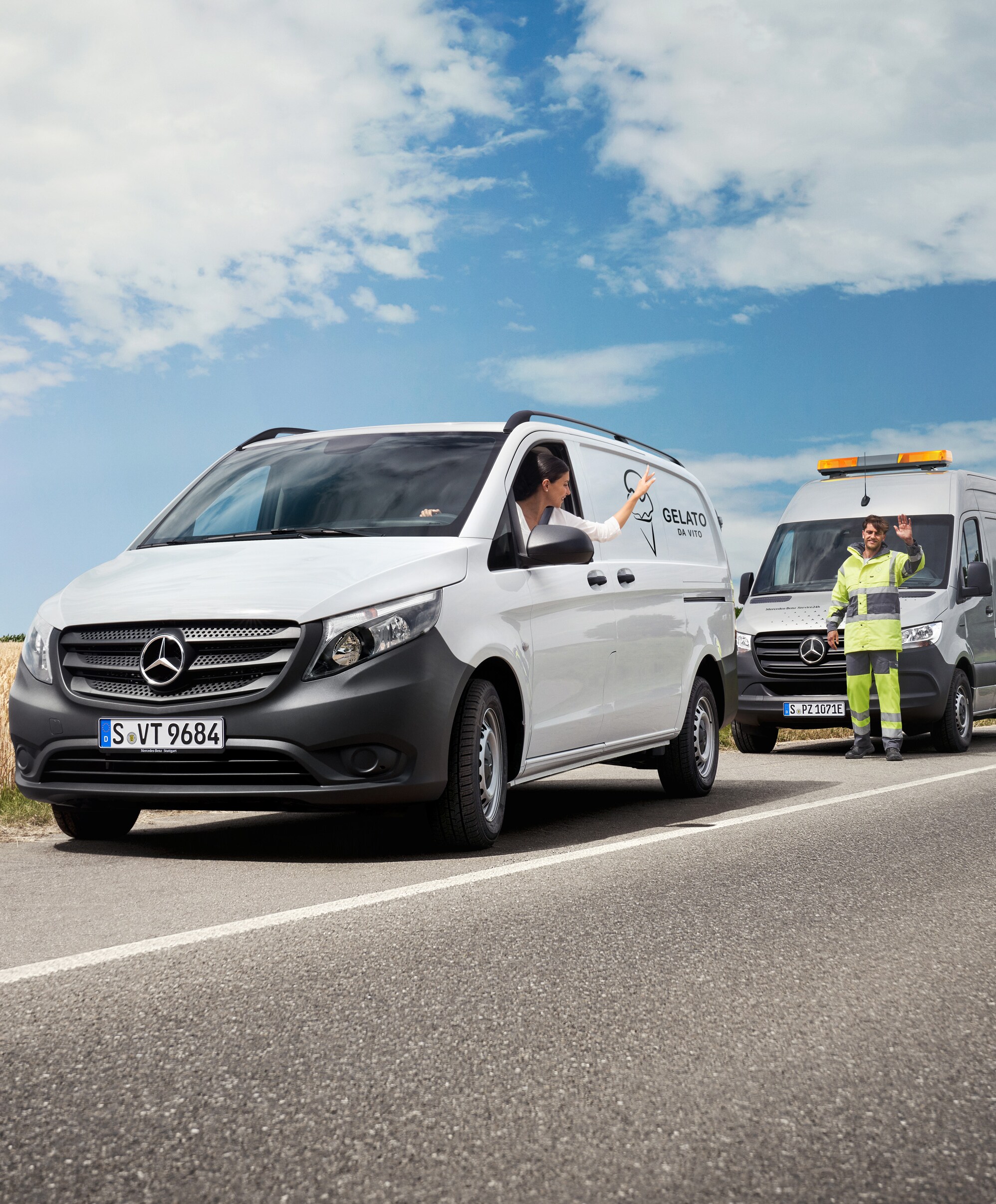 Een monteur die pechhulp verleent aan een klant bij een witte Mercedes-Benz Vito bestelwagen.