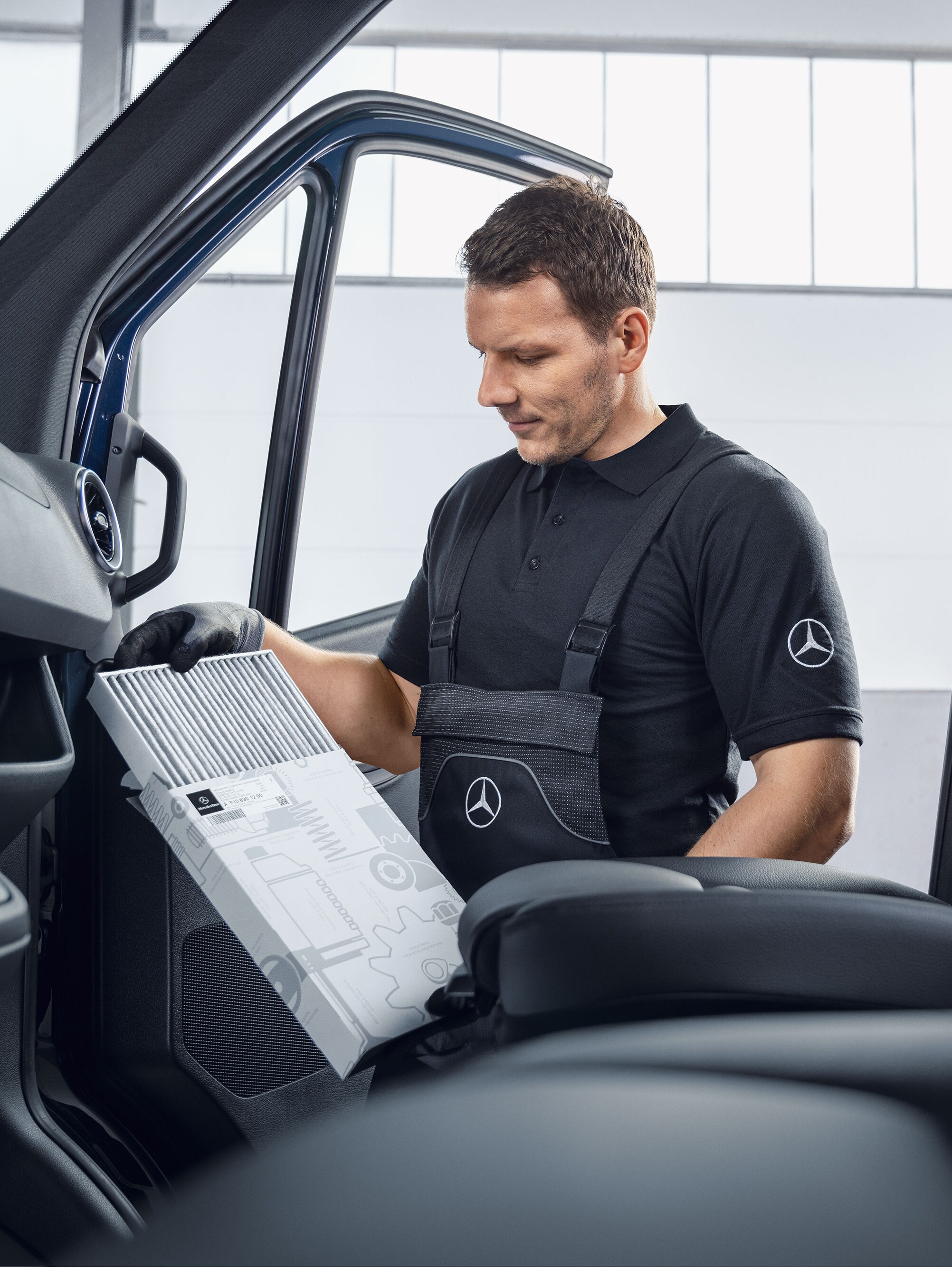 Mercedes-Benz monteur vervangt luchtfilters.
