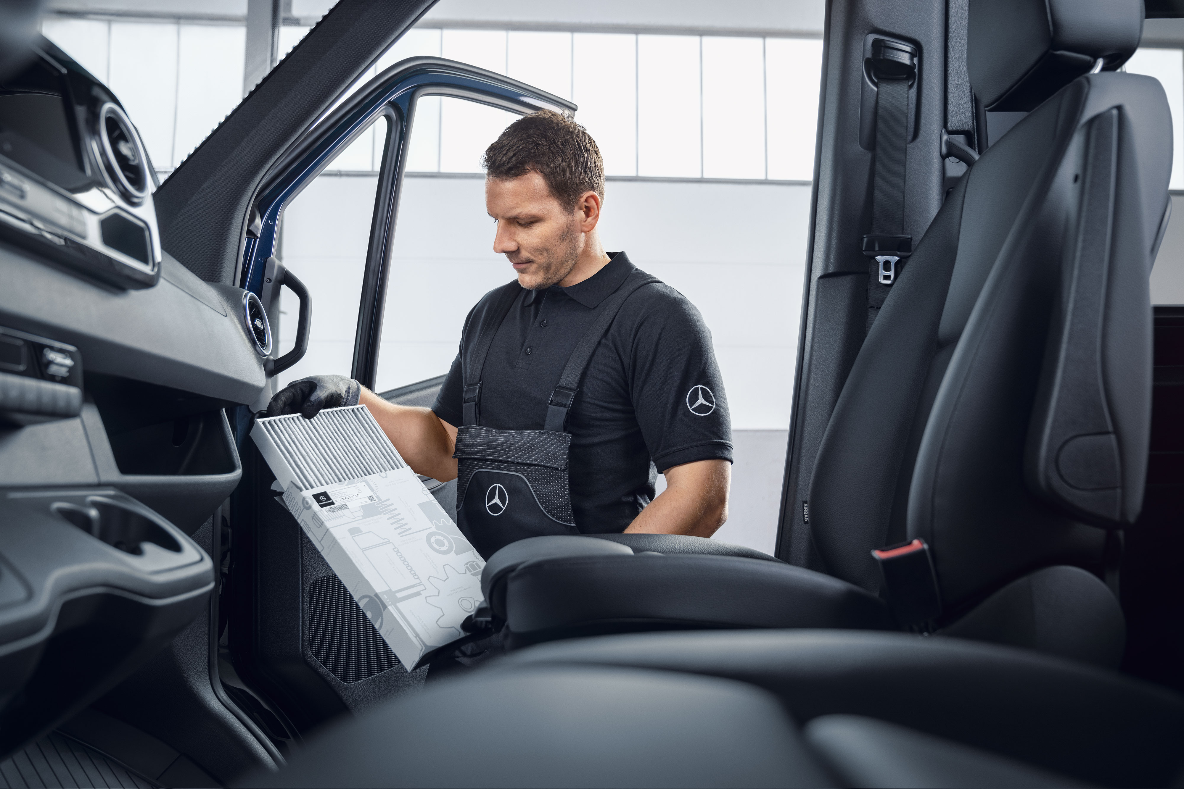 Mercedes-Benz | Onderhoud | Regelmatig onderhoud Mercedes-Benz monteur vervangt luchtfilters.