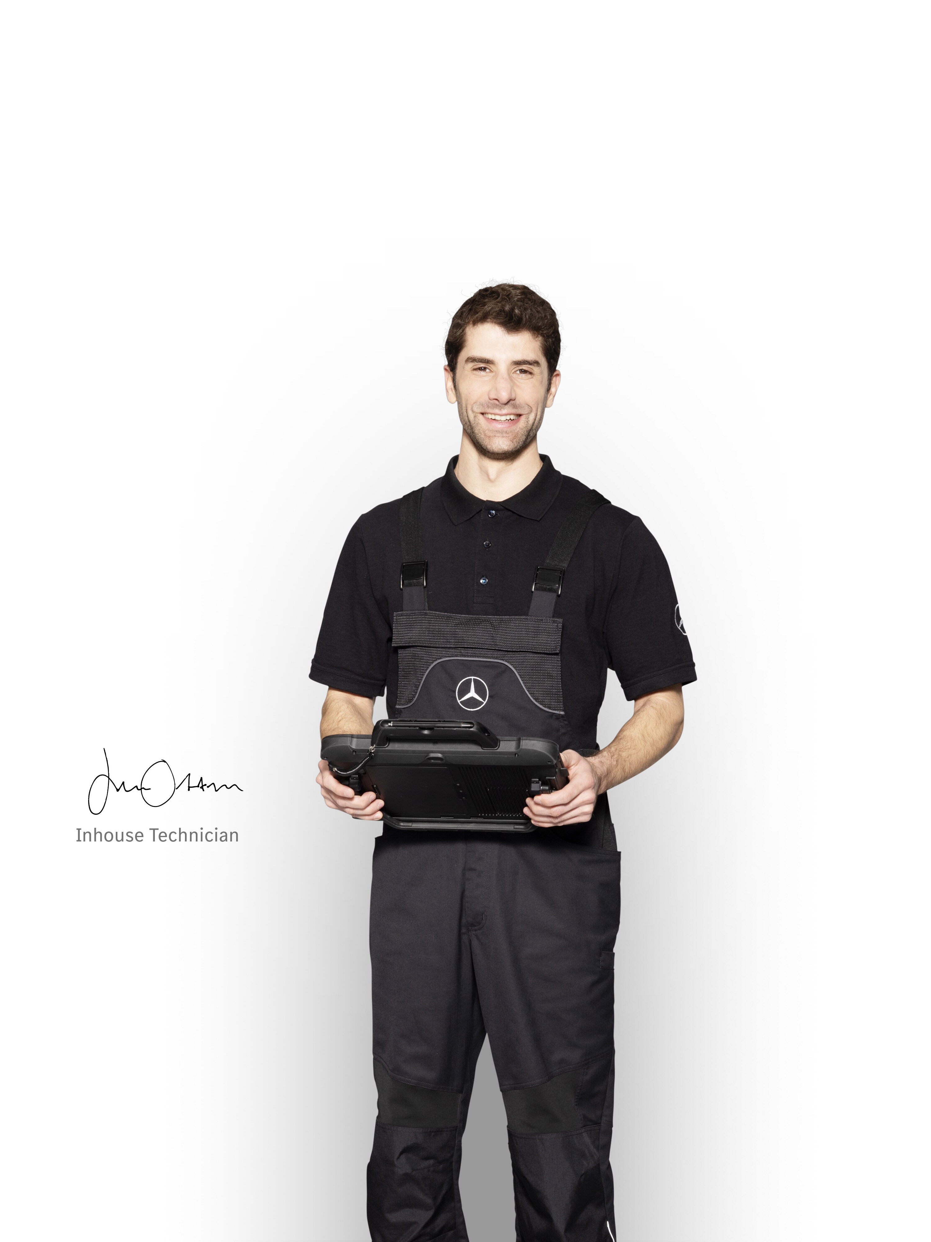 Mercedes-Benz monteur in werkkleding met een tablet in de hand voor het melden van schade.