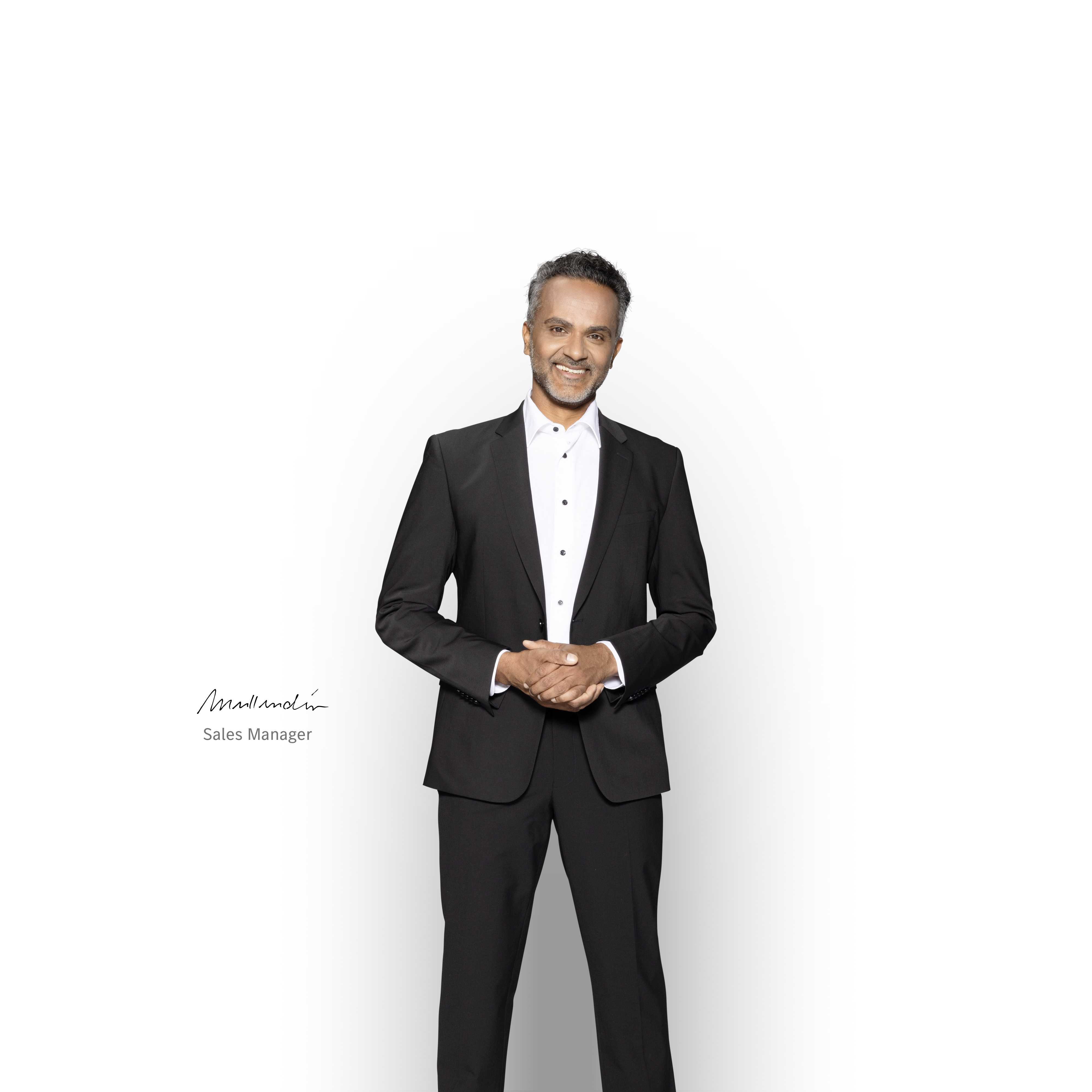 Mercedes-Benz | Service voor elektrische voertuigen Bekwame Sales Manager die glimlachend klaarstaat om ondersteuning te bieden bij uw Mercedes-Benz elektrische bedrijfswagen.