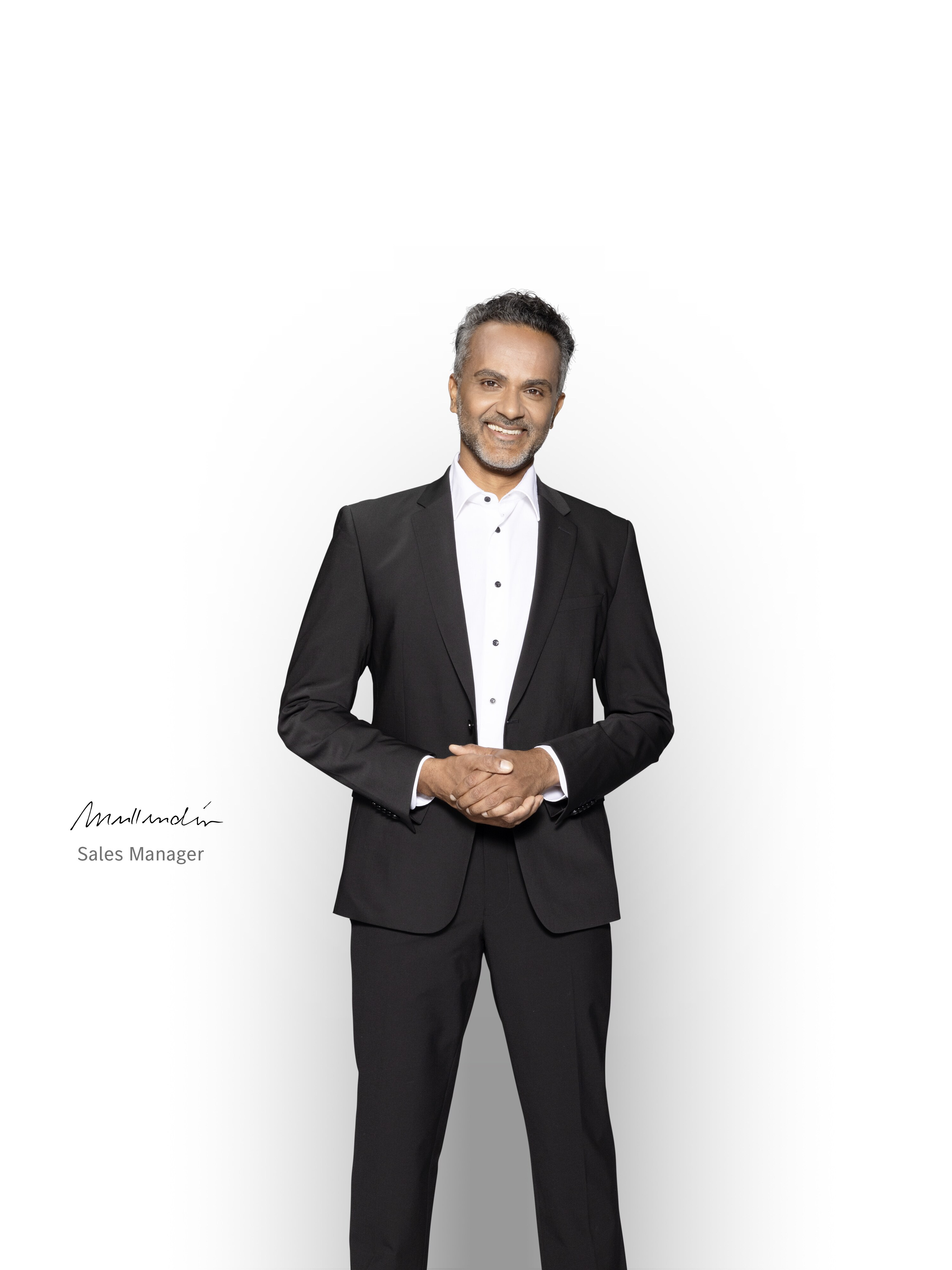 Bekwame Sales Manager die glimlachend klaarstaat om ondersteuning te bieden bij uw Mercedes-Benz elektrische bedrijfswagen.