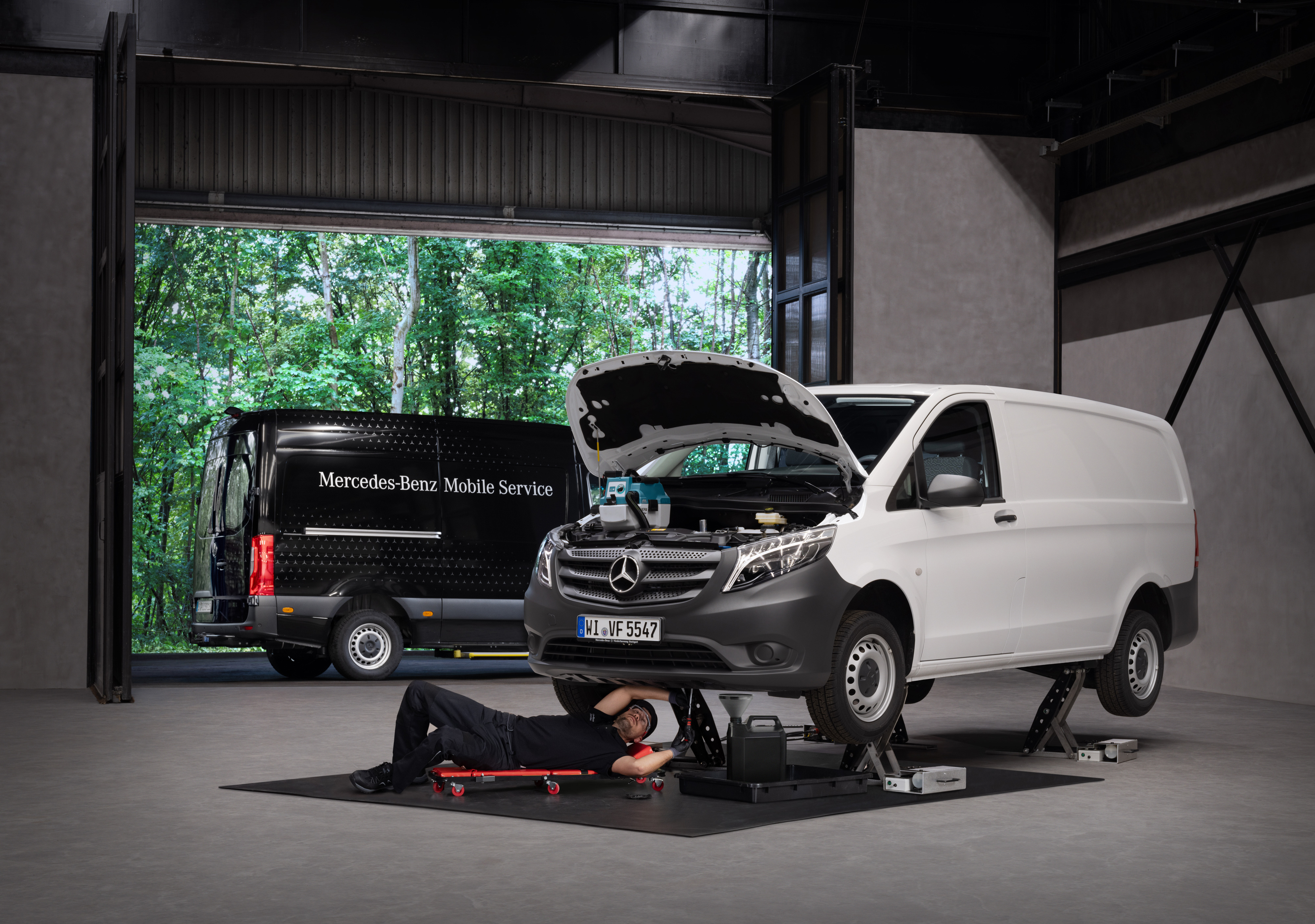 Mercedes-Benz | Mobiele service | Onderhoud en reparatie Een monteur repareert een witte Mercedes-Benz Vito Gesloten Bestelwagen.