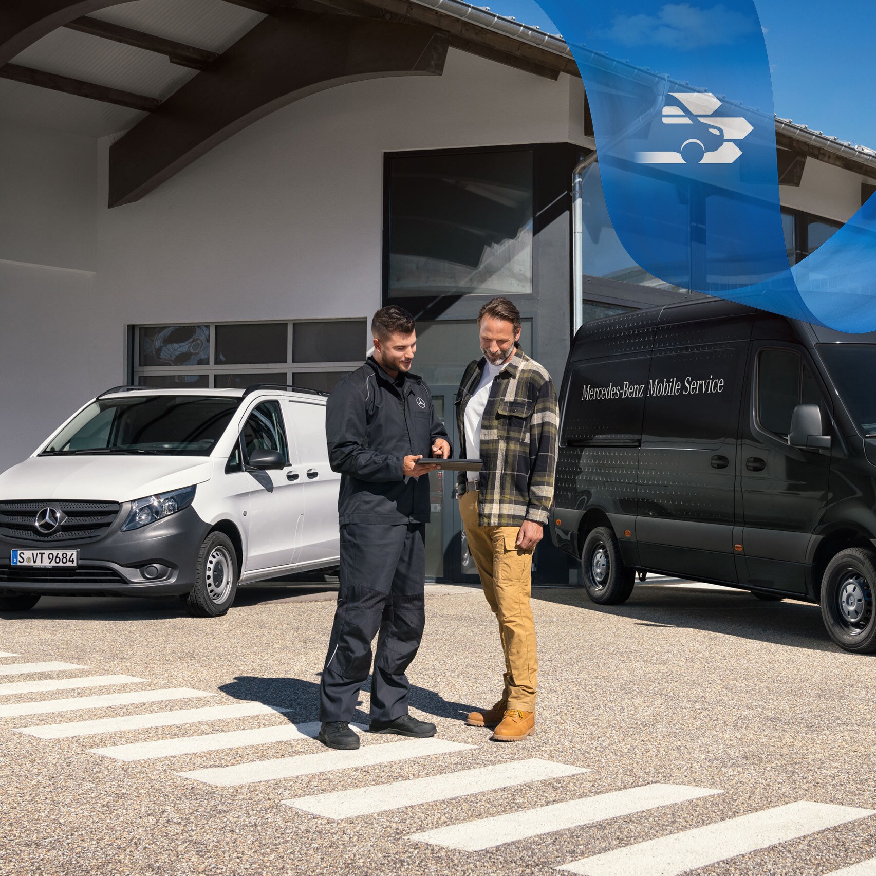 Twee mannen in gesprek voor een witte Mercedes-Benz Vito bedrijfswagen en een zwarte Mercedes-Benz Sprinter Gesloten Bestelwagen.