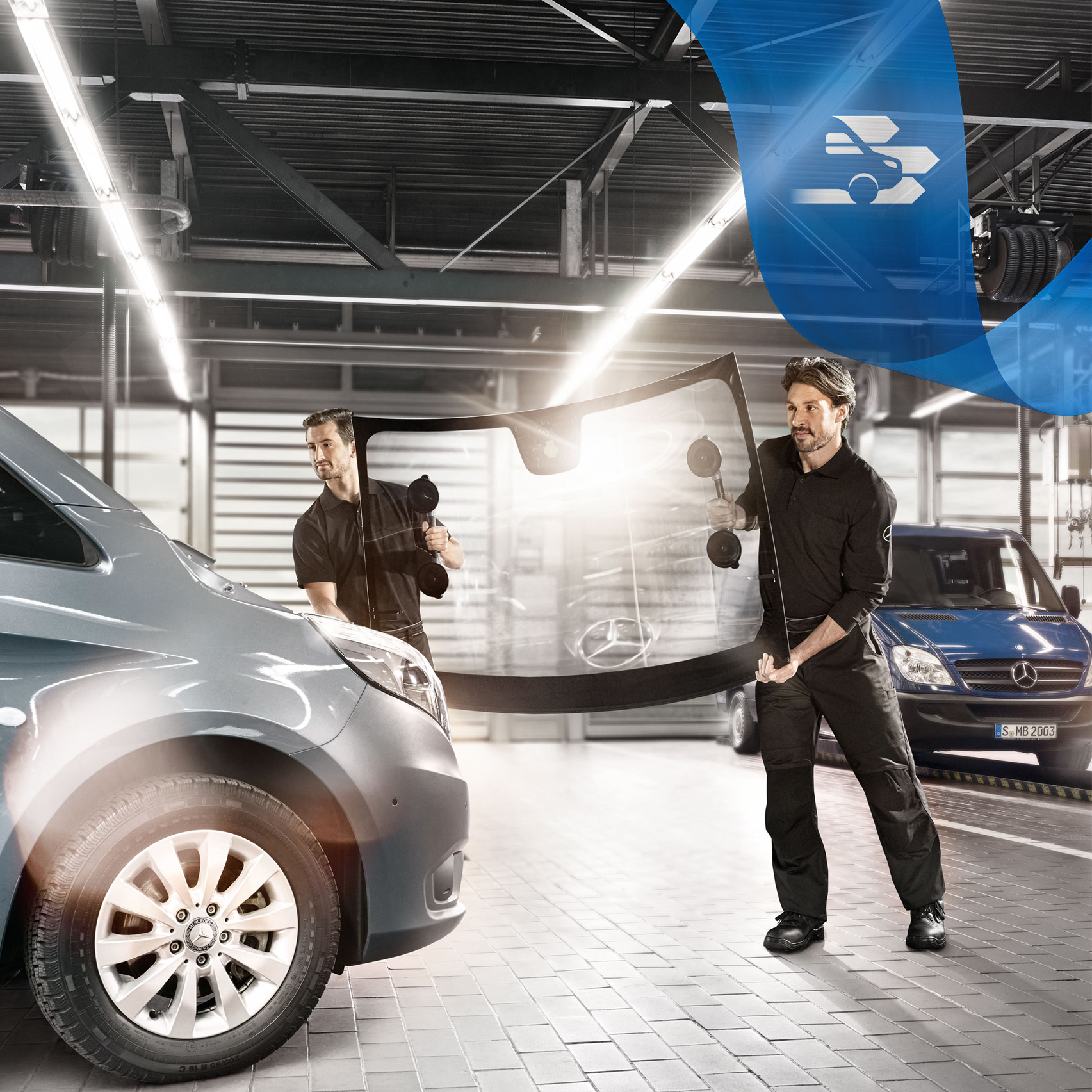 Mercedes-Benz reparatie Nieuwe voorruit wordt gemonteerd op een grijze, zilverkleurige Mercedes-Benz Vito bestelwagen.