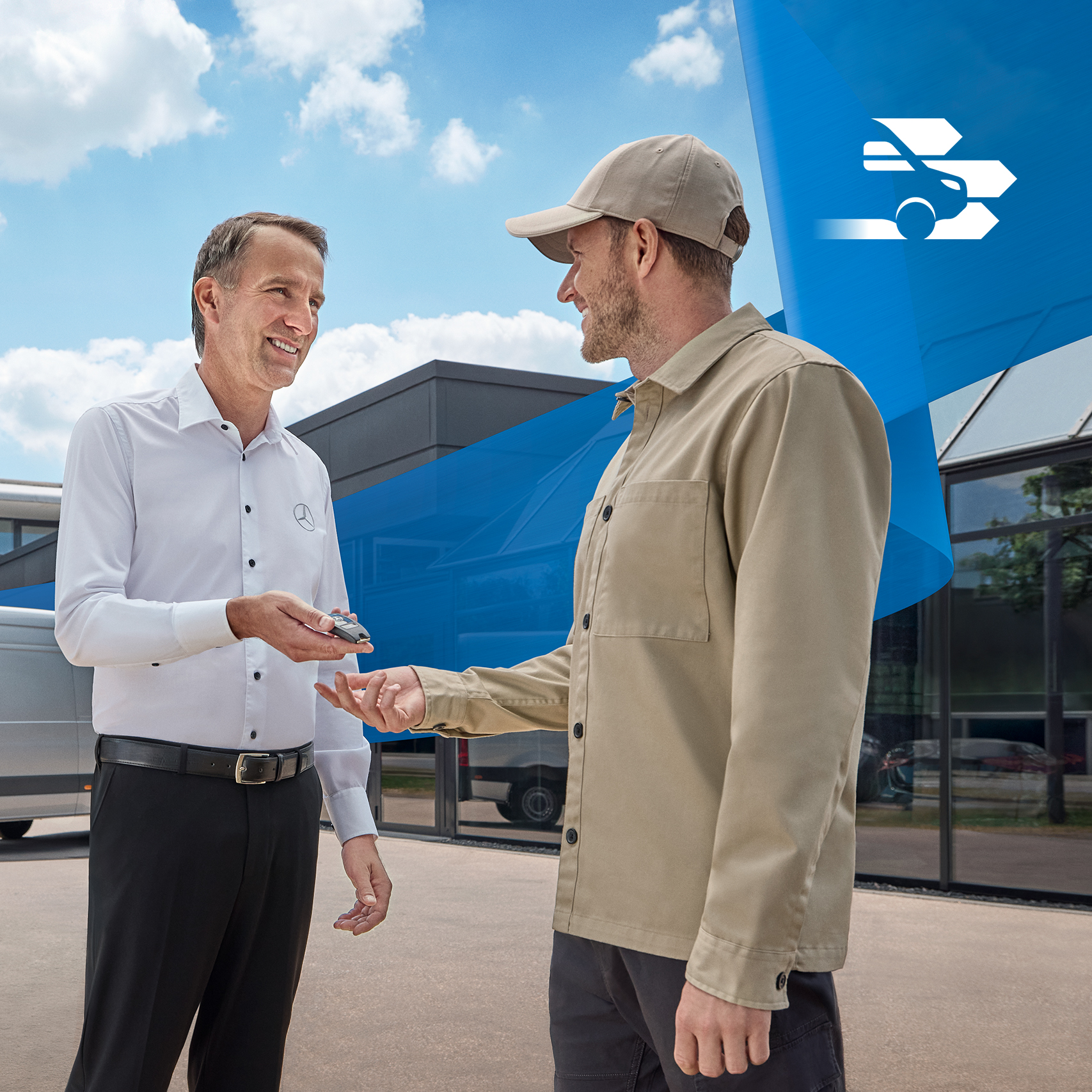 Mercedes-Benz Bedrijfswagen | Services Overzicht Twee mannen praten over de mobiliteitsservice van Mercedes-Benz - eenvoudige overdracht en flexibele mobiliteitsoplossingen voor klanten.