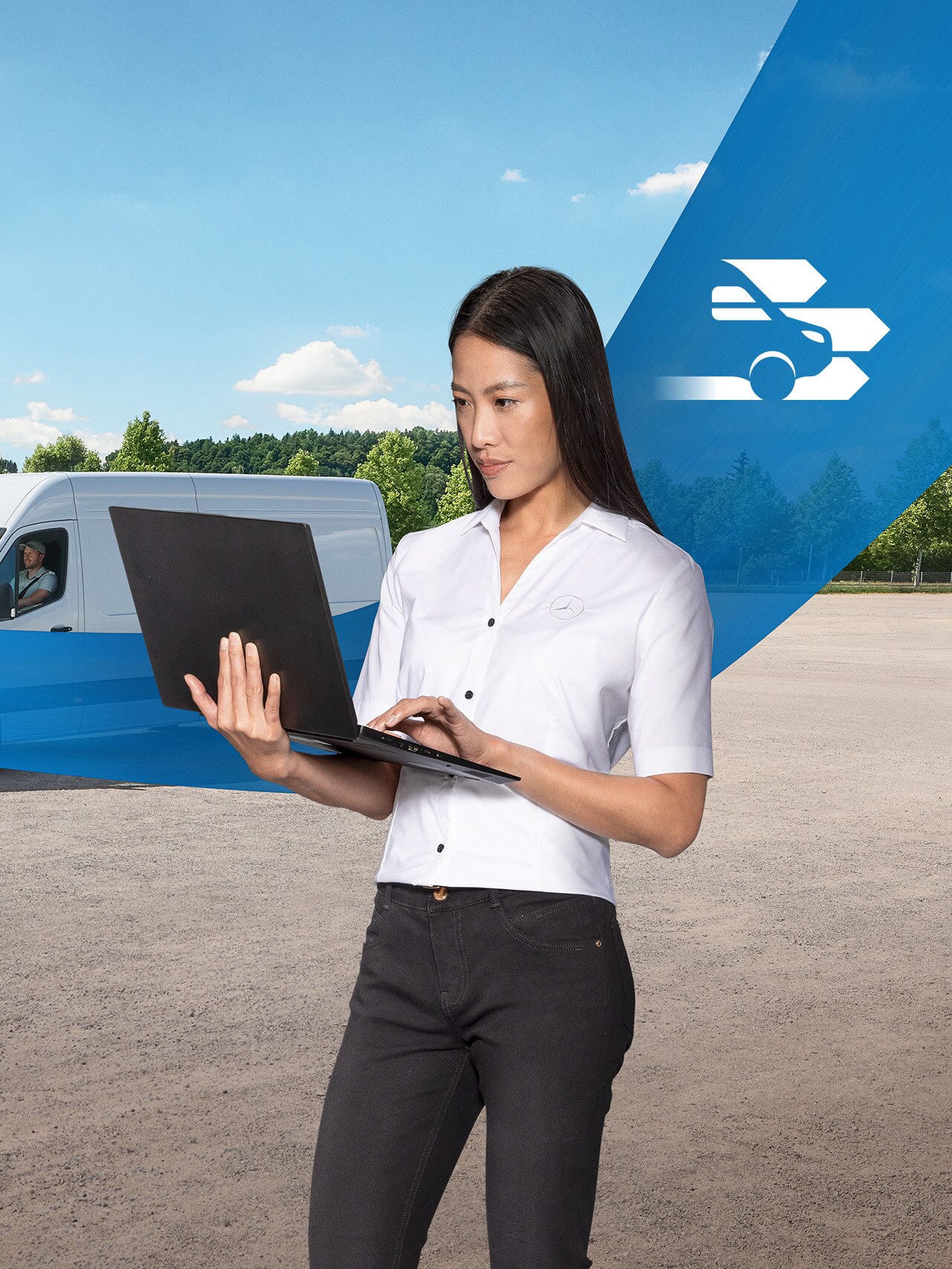 Vrouw met een laptop in haar hand, staand voor een witte bedrijfswagen, met een blauwe lintafbeelding die het beeld doorkruist. De doorzichtige motorkap symboliseert de Mercedes-Benz diagnose.