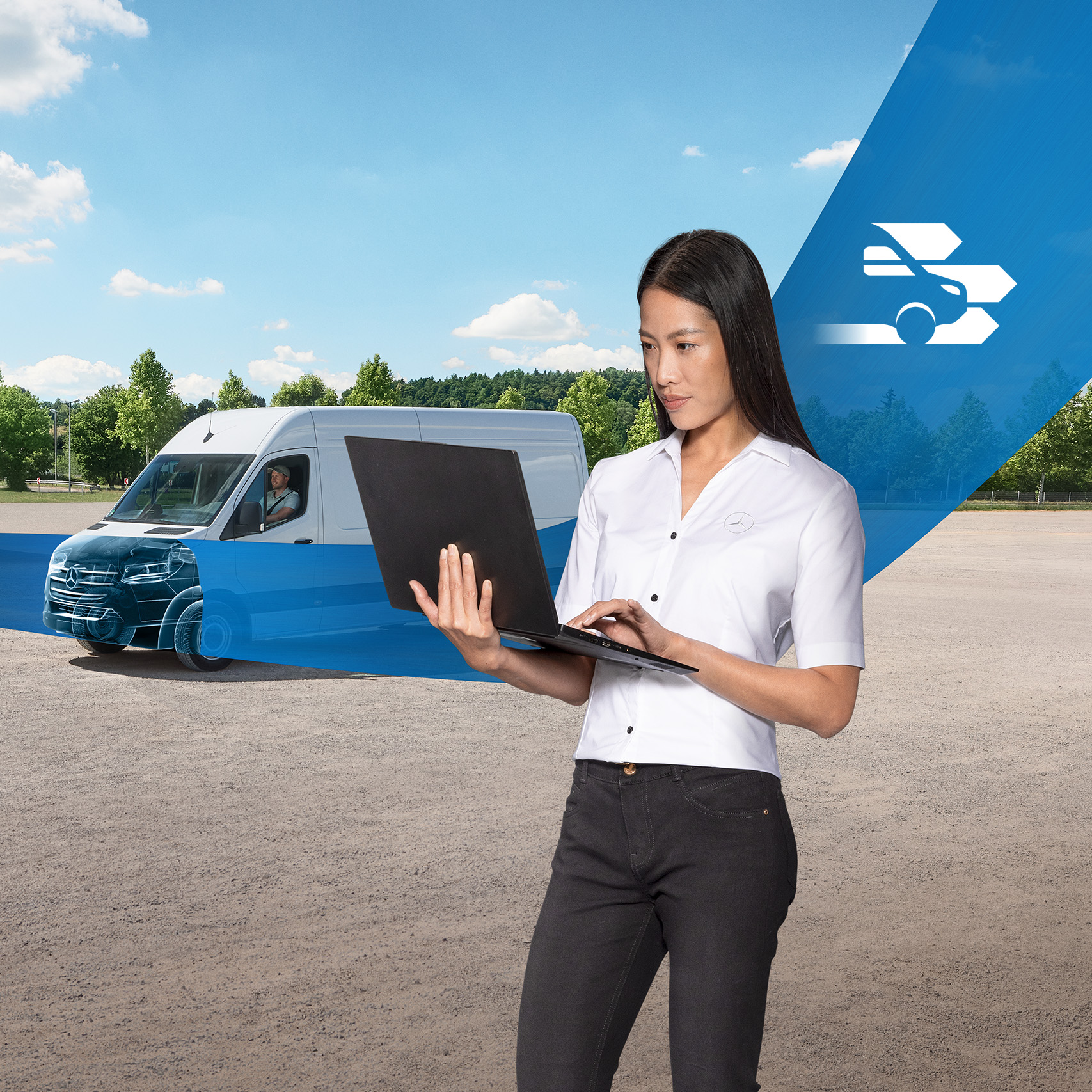 Mercedes-Benz Bedrijfswagen | Services Overzicht Vrouw met een laptop in haar hand, staand voor een witte bedrijfswagen, met een blauwe lintafbeelding die het beeld doorkruist. De doorzichtige motorkap symboliseert de Mercedes-Benz diagnose.