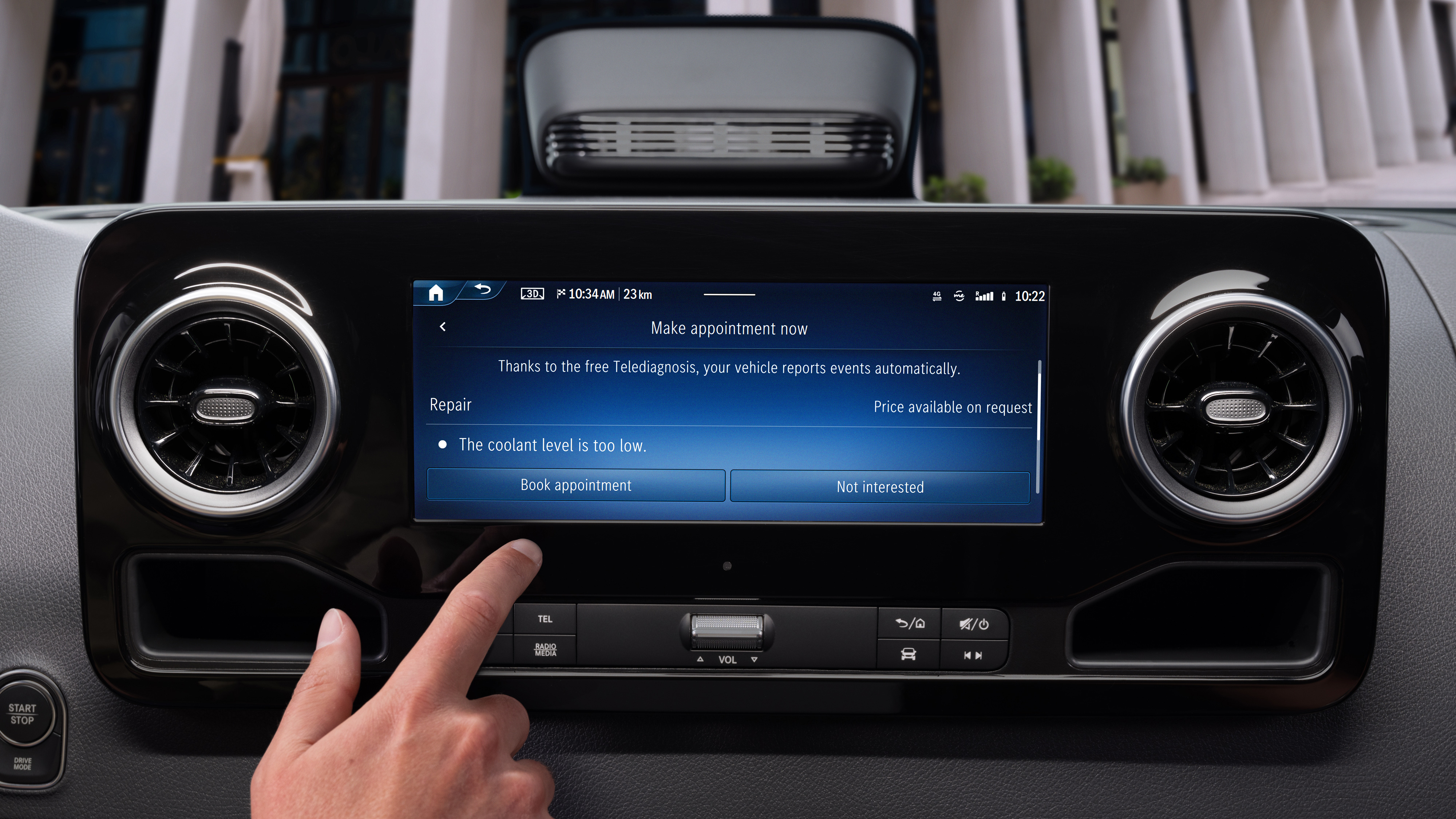 Mercedes-Benz Bedrijfswagens | Onboard Service App Touchscreen in Mercedes-Benz bedrijfswagen toont diagnose met melding laag koelvloeistofpeil.
