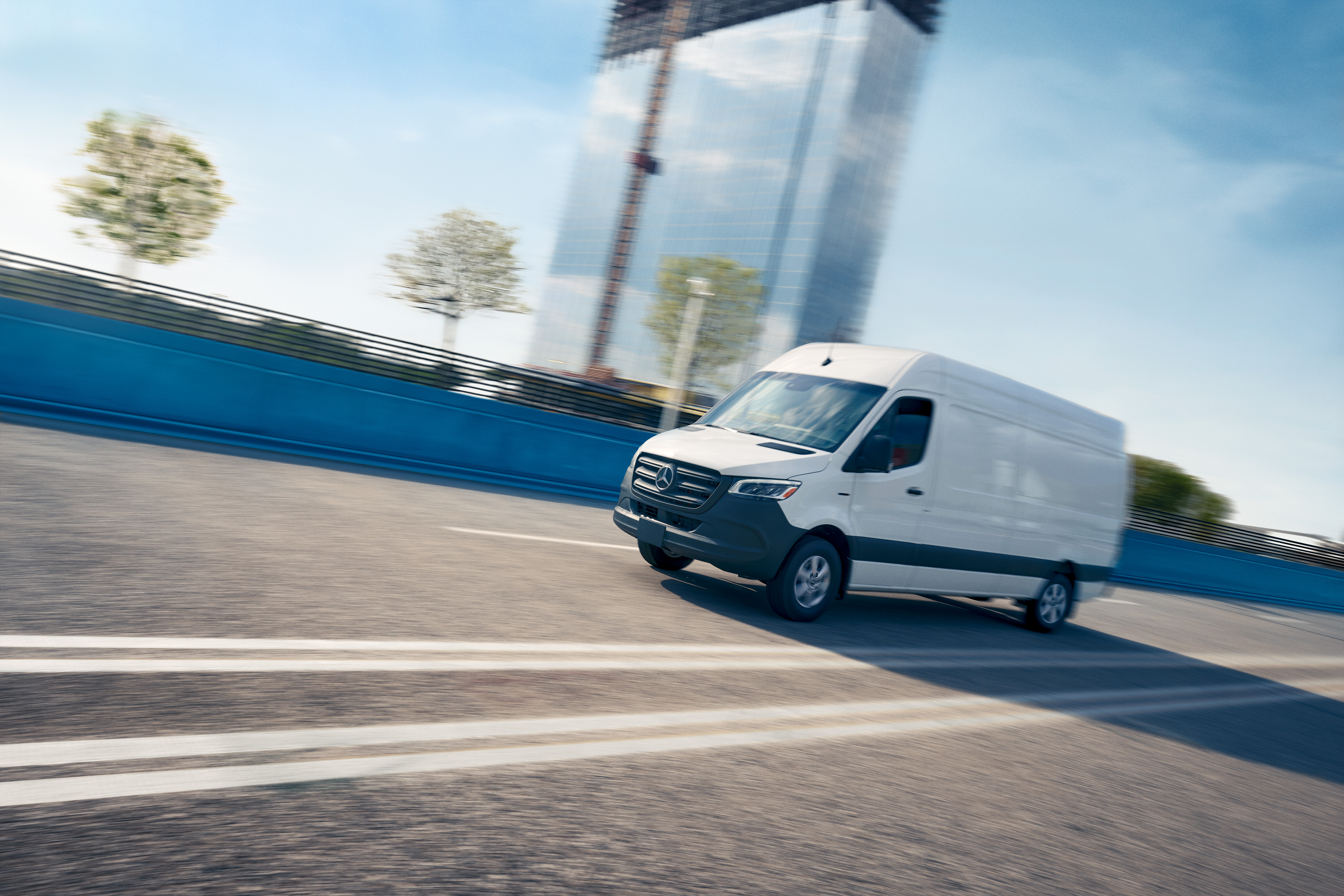 Mercedes-Benz Bedrijfswagentechnologie | Onboard Service App Witte Mercedes-Benz Bedrijfswagen rijdt op de weg, symbool voor de Onboard Service App met online werkplaatsafspraak.