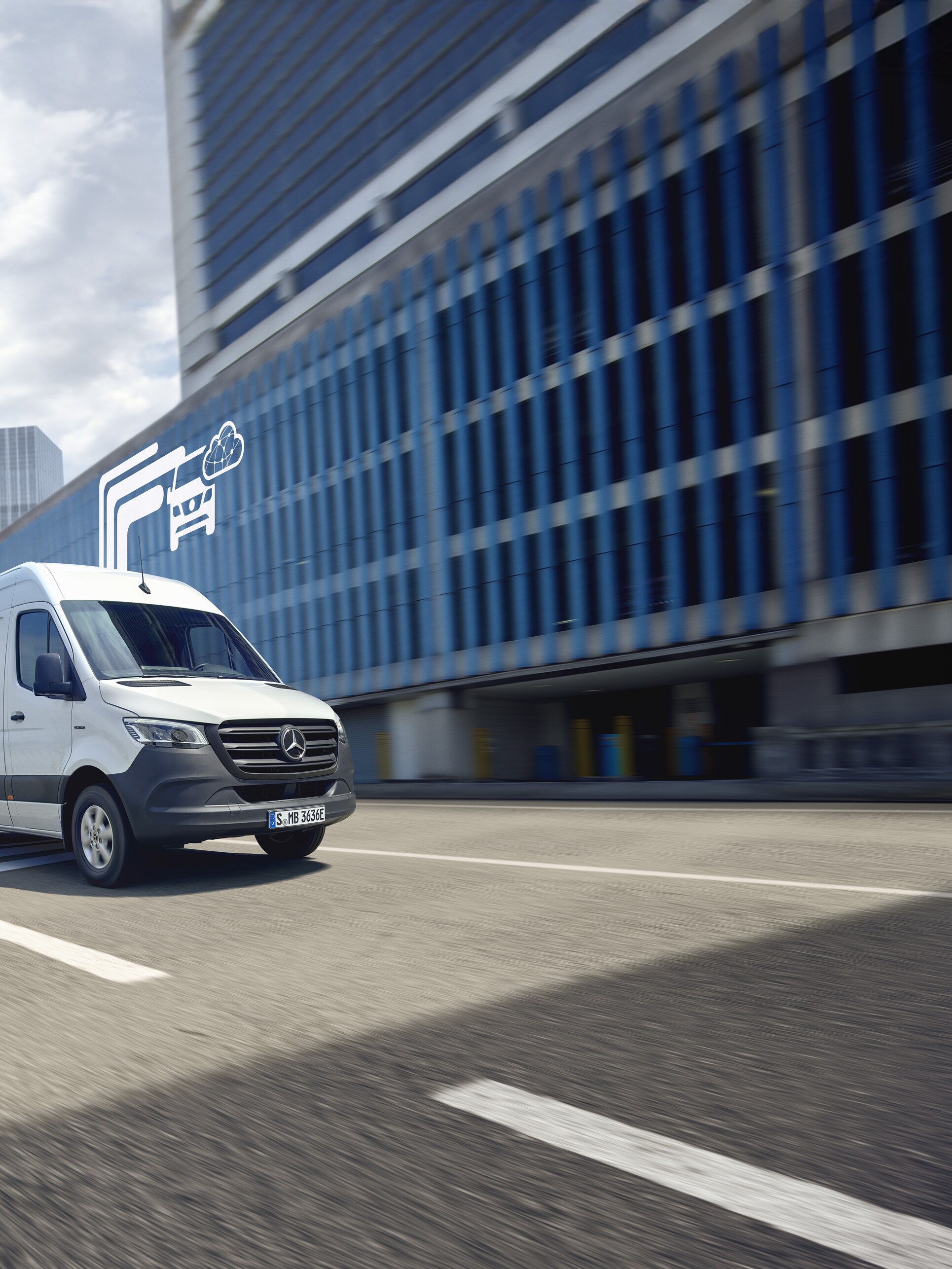 Witte Mercedes-Benz bedrijfswagen rijdt door de stad met digitaal symbool van voertuigtechnologie op de achtergrond.