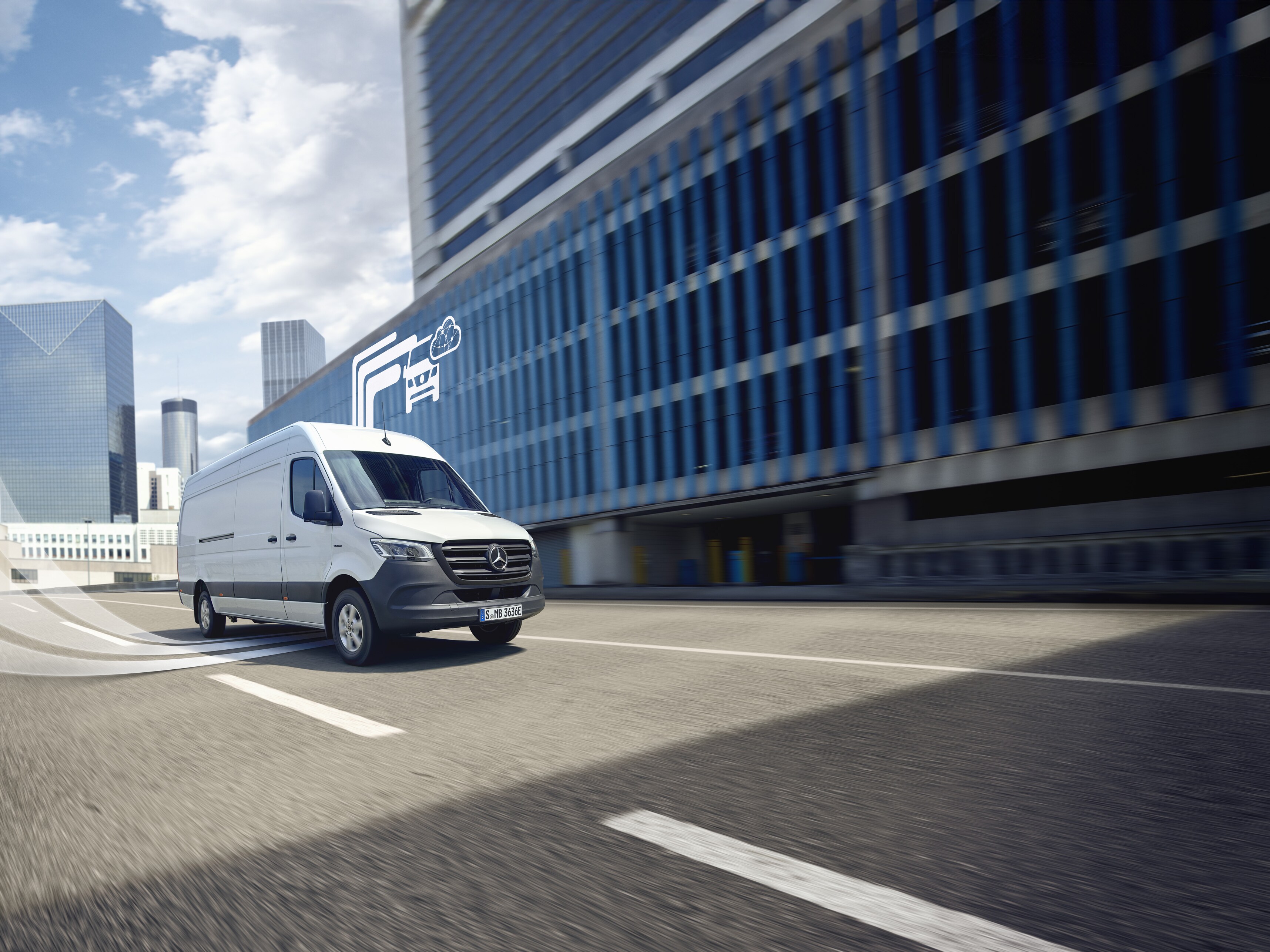 Witte Mercedes-Benz bedrijfswagen rijdt door de stad met digitaal symbool van voertuigtechnologie op de achtergrond.