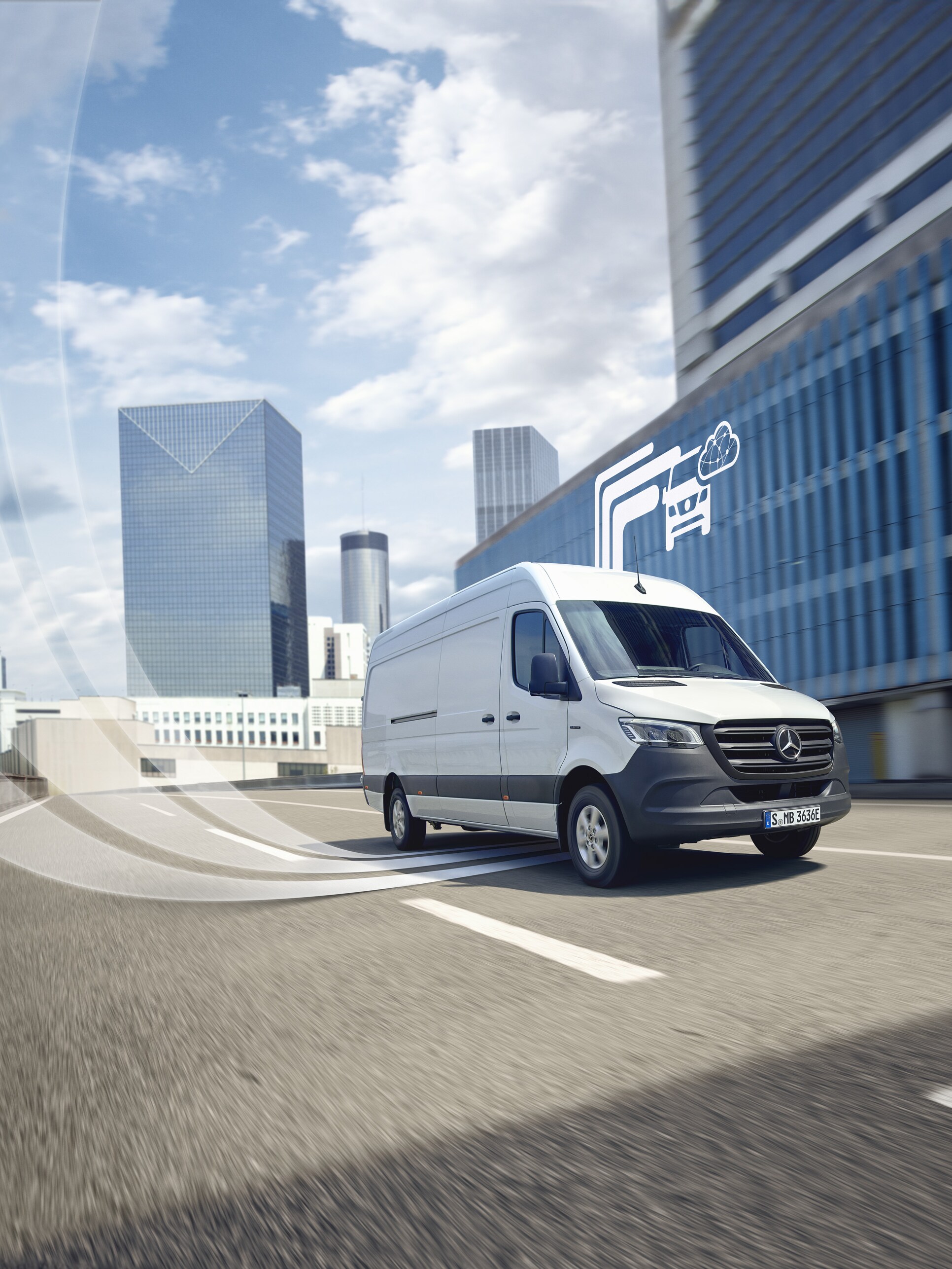 Mercedes-Benz bestelwagen die door de stad rijdt, verbonden voor optimale Mercedes-Benz beschikbaarheid en voertuigbewaking.