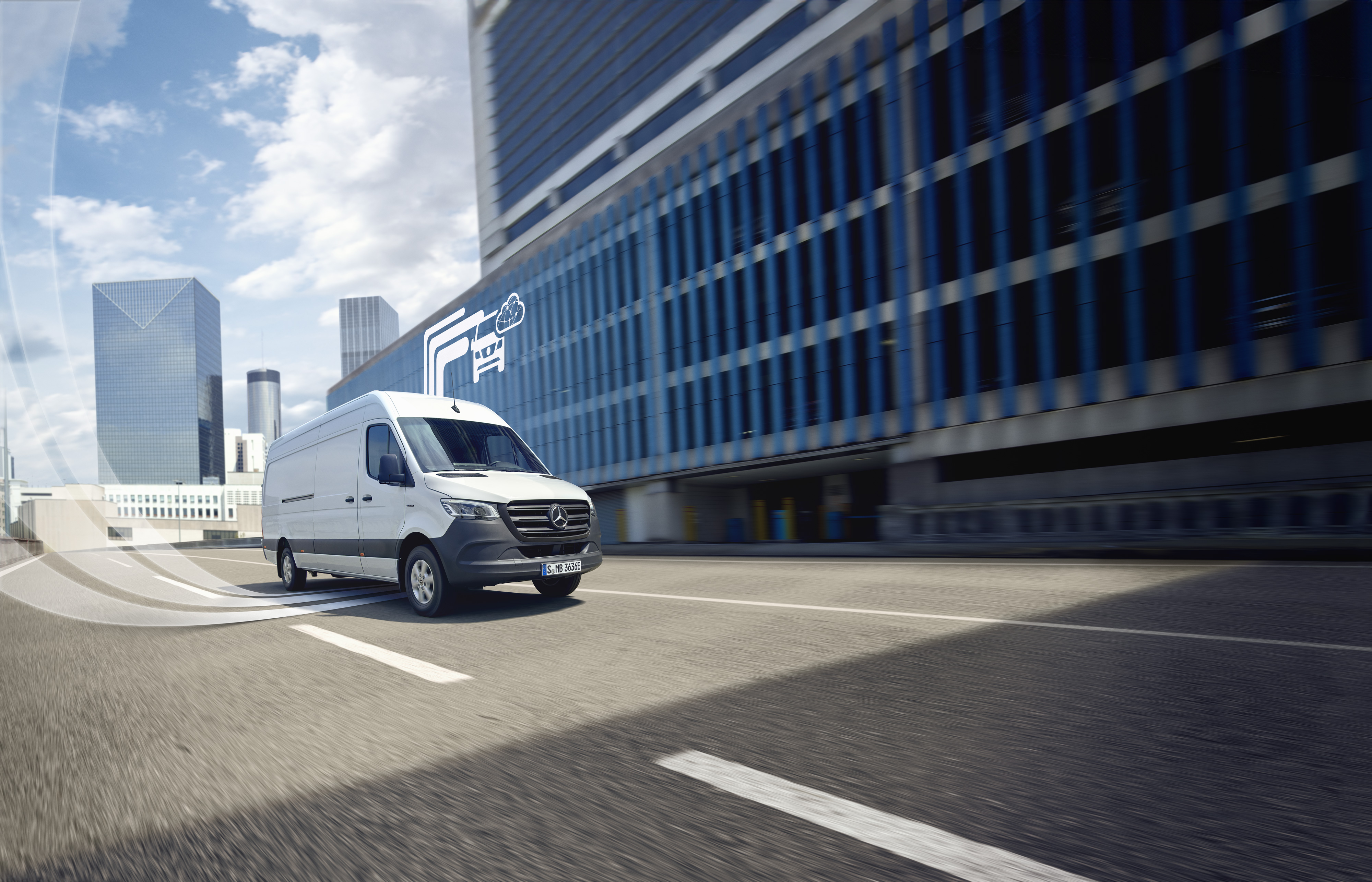 Mercedes-Benz | Bedrijfswagentechnologie | Van Uptime Monitor Mercedes-Benz bestelwagen die door de stad rijdt, verbonden voor optimale Mercedes-Benz beschikbaarheid en voertuigbewaking.